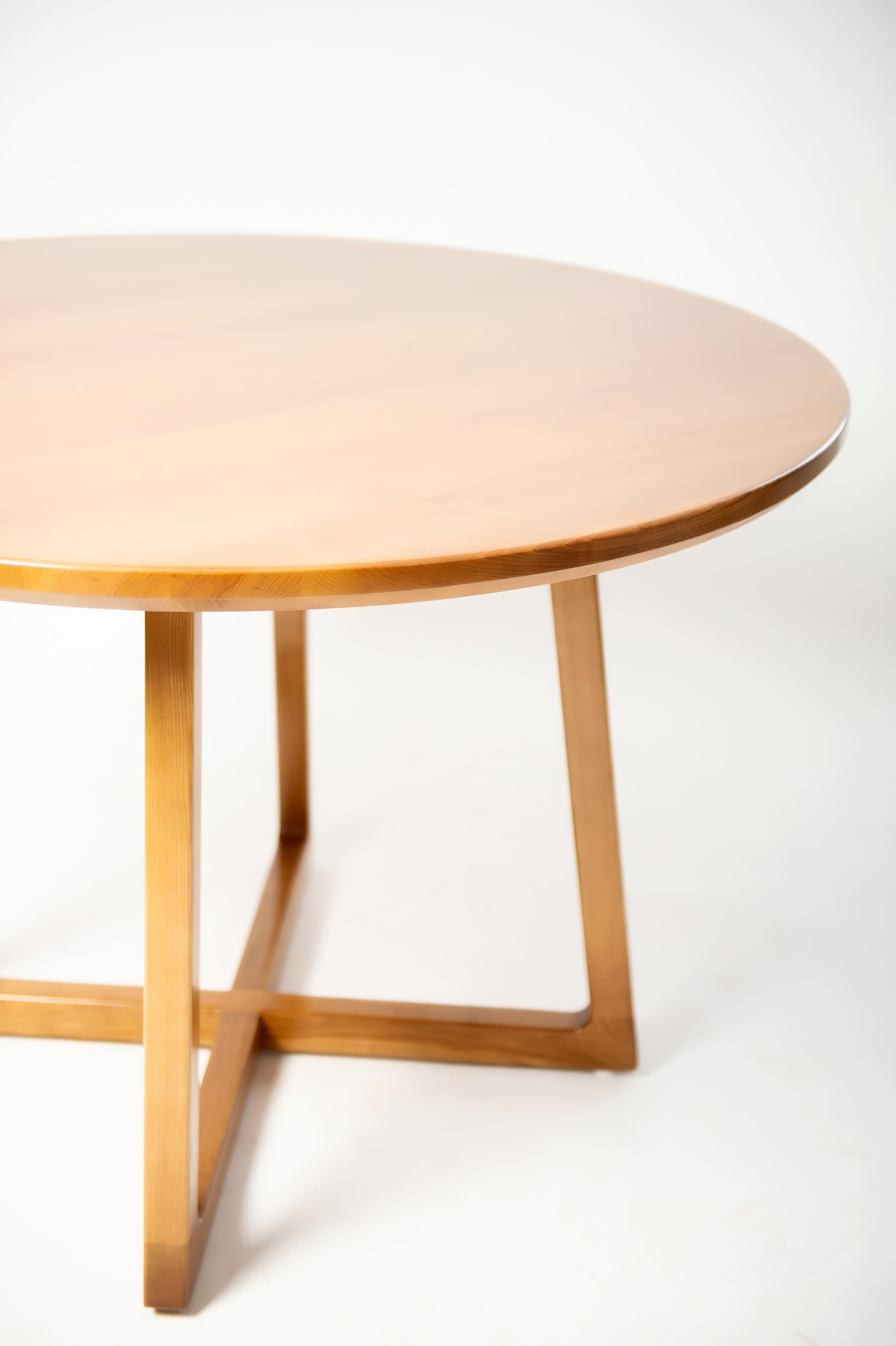 https://a.1stdibscdn.com/light-brown-ash-solid-wood-round-dining-table-for-sale-picture-2/f_82682/f_330120921677517084999/D4S_6383_master.jpg