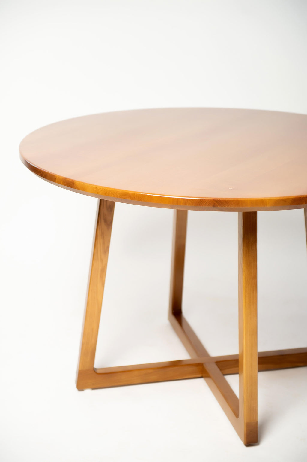 https://a.1stdibscdn.com/light-brown-ash-solid-wood-round-dining-table-for-sale-picture-3/f_82682/f_330120921677517085203/D4S_6384_master.jpg