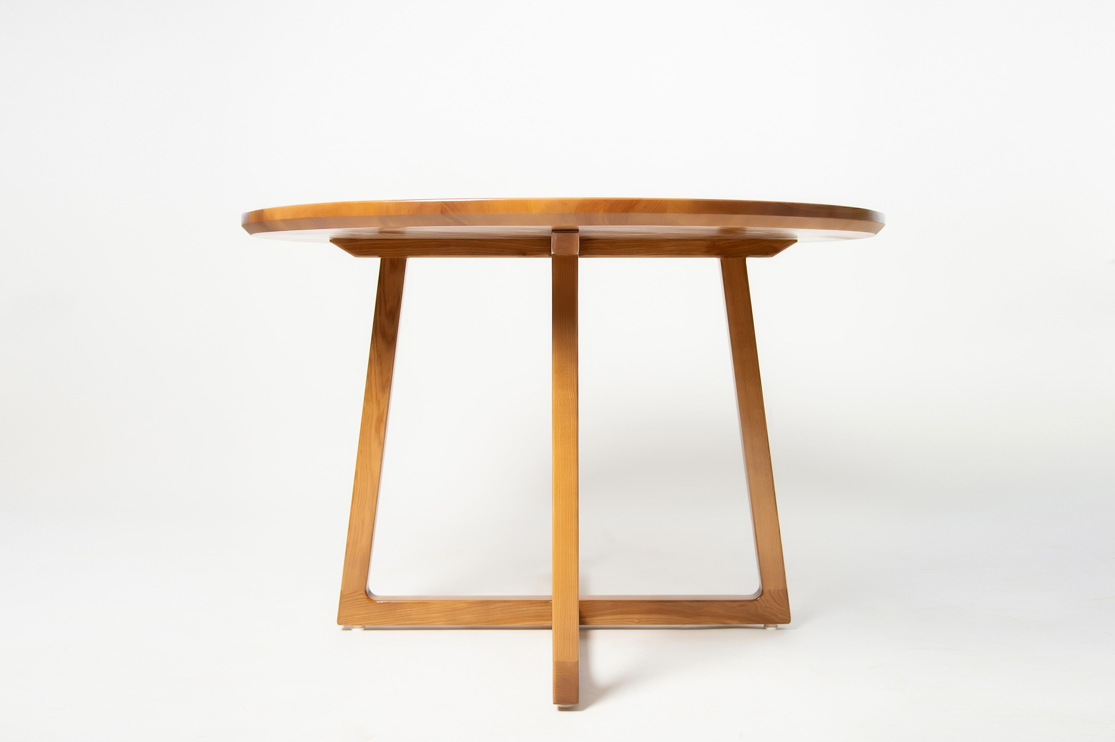 https://a.1stdibscdn.com/light-brown-ash-solid-wood-round-dining-table-for-sale-picture-4/f_82682/f_330120921677517083857/D4S_6385_master.jpg