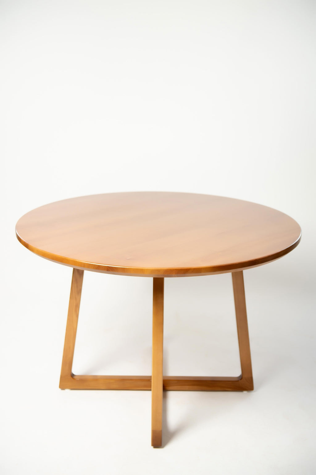 https://a.1stdibscdn.com/light-brown-ash-solid-wood-round-dining-table-for-sale-picture-5/f_82682/f_330120921677517128191/D4S_6389_master.jpg