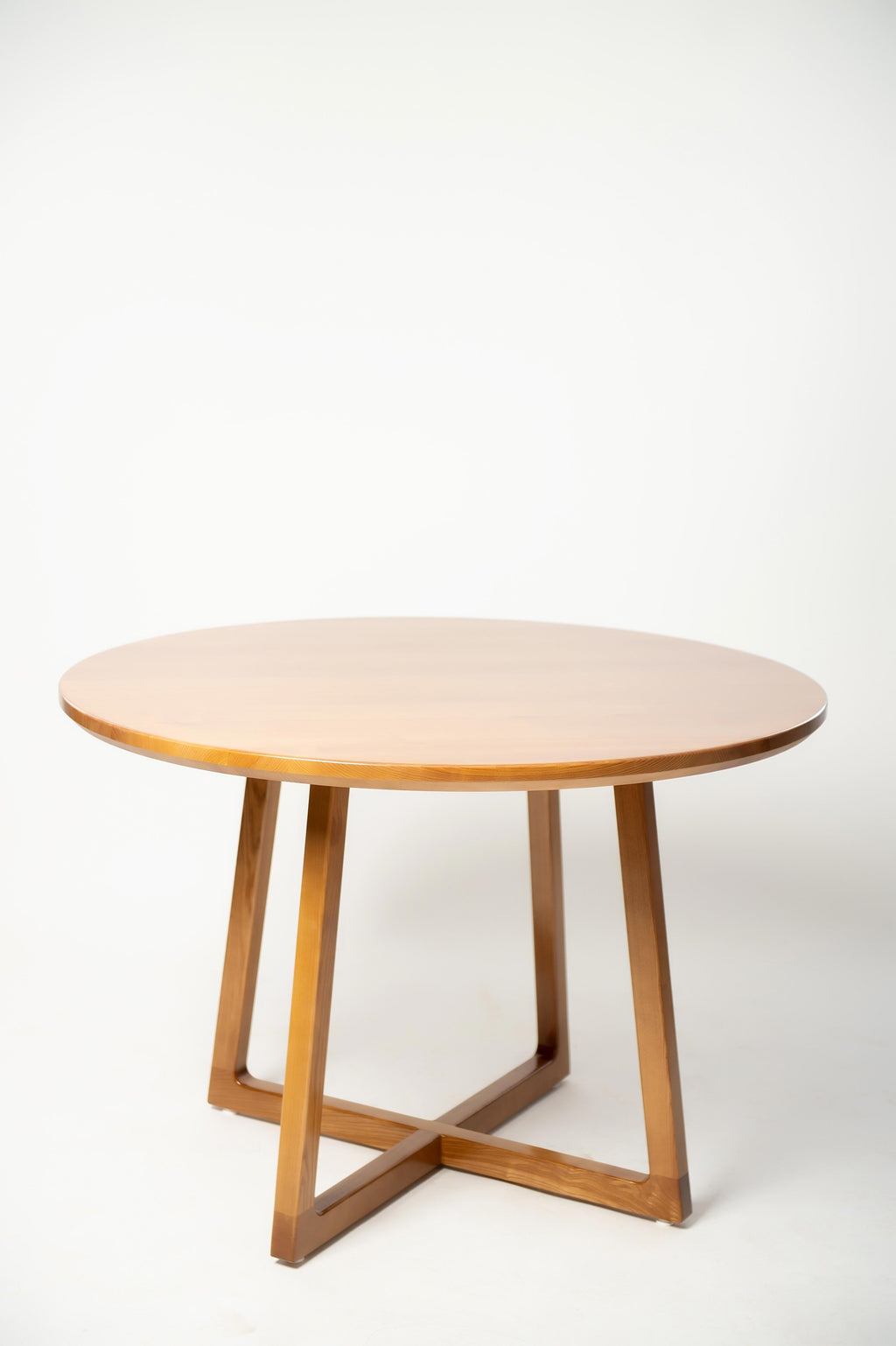 https://a.1stdibscdn.com/light-brown-ash-solid-wood-round-dining-table-for-sale-picture-6/f_82682/f_330120921677517128283/D4S_6390_master.jpg