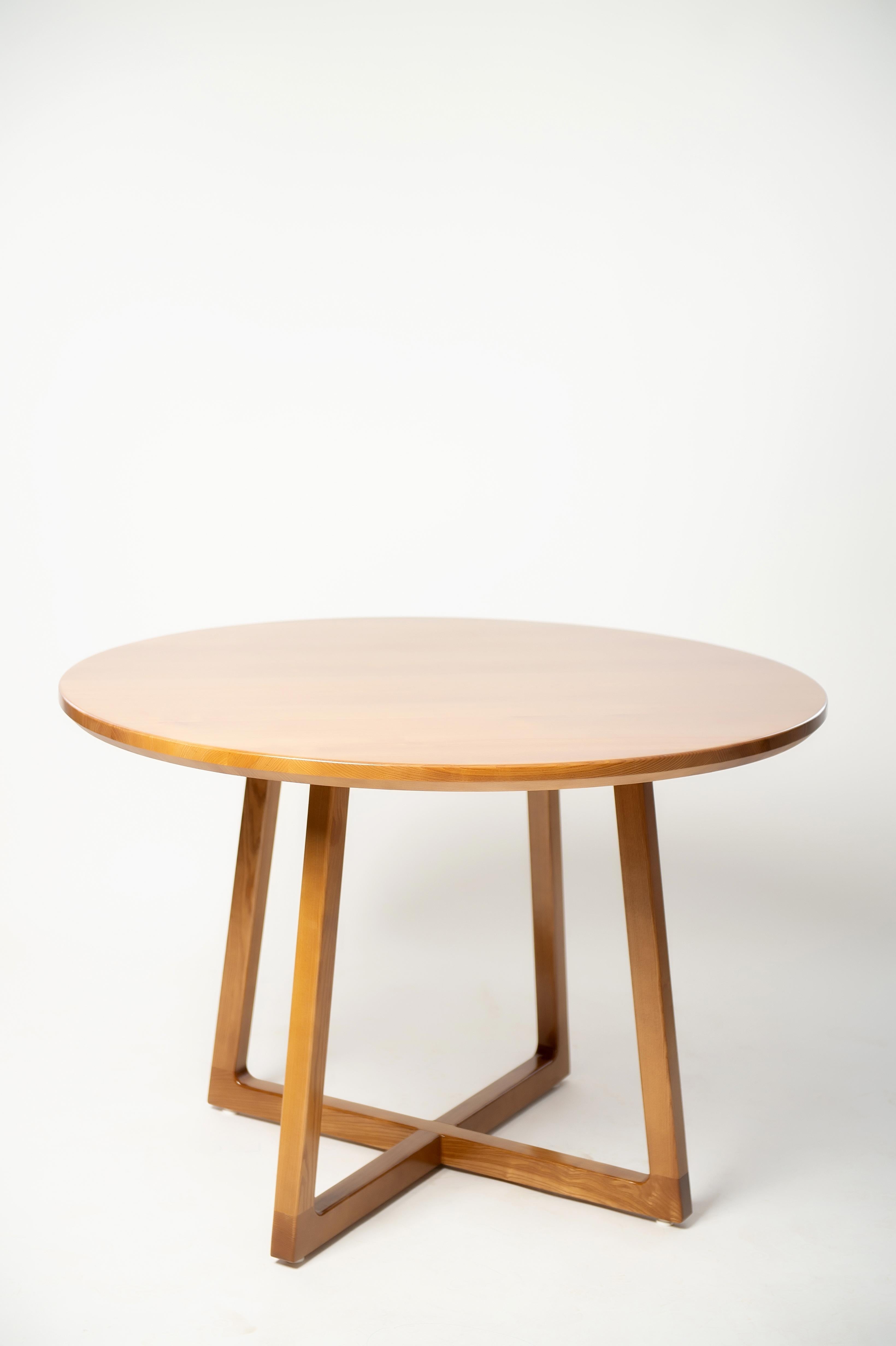 https://a.1stdibscdn.com/light-brown-ash-solid-wood-round-dining-table-for-sale-picture-6/f_82682/f_330120921677517128283/D4S_6390_master.jpg