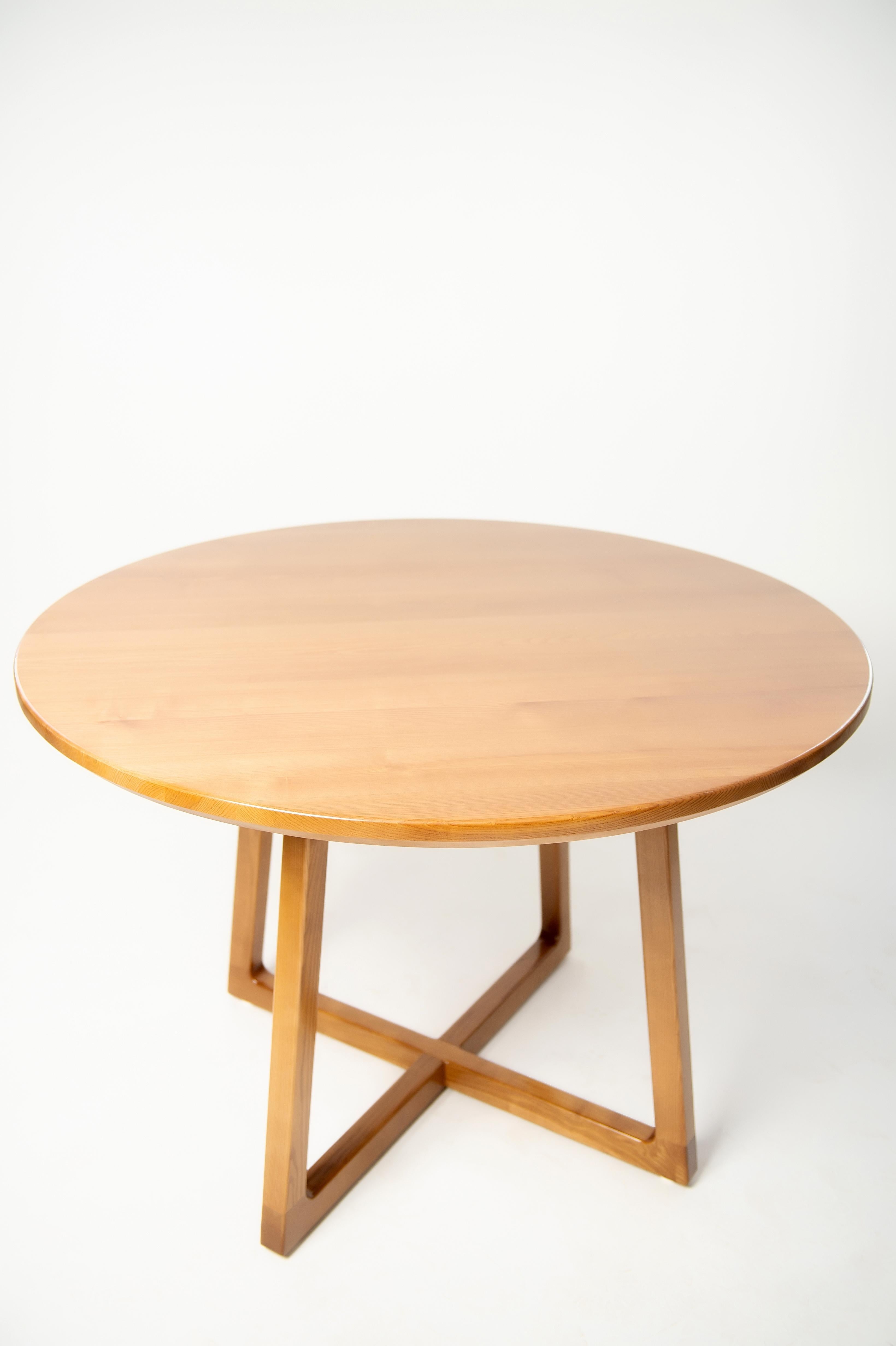 https://a.1stdibscdn.com/light-brown-ash-solid-wood-round-dining-table-for-sale-picture-7/f_82682/f_330120921677517128412/D4S_6394_master.jpg