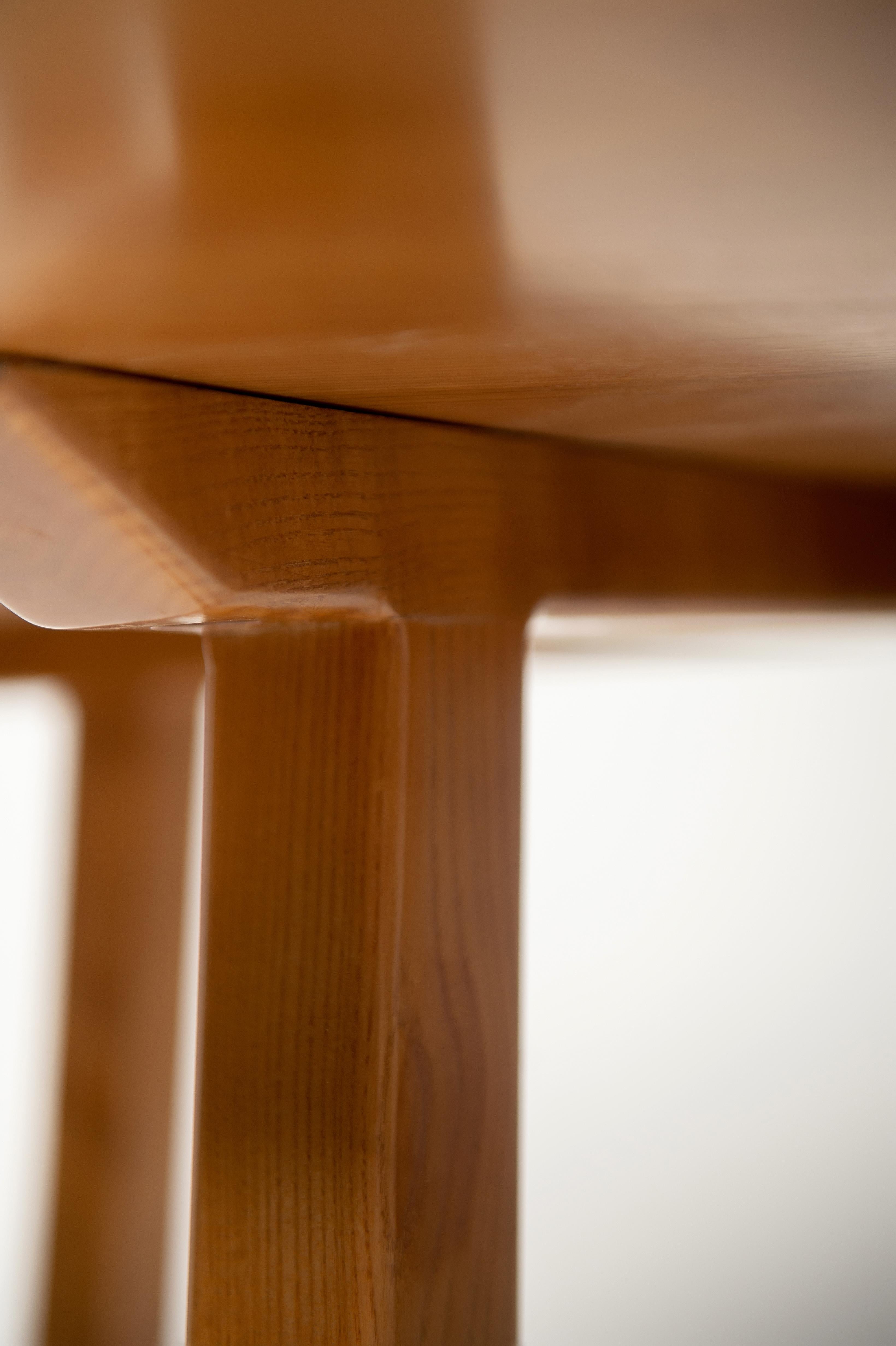 https://a.1stdibscdn.com/light-brown-ash-solid-wood-round-dining-table-for-sale-picture-8/f_82682/f_330120921677517131297/D4S_6398_master.jpg