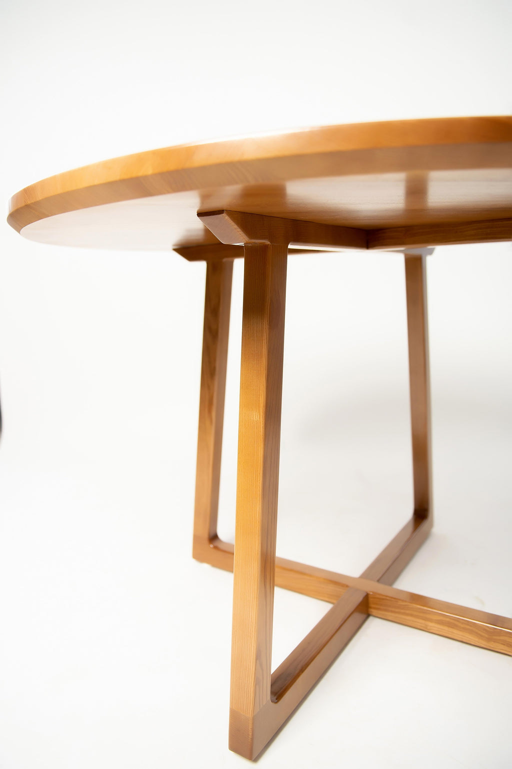 https://a.1stdibscdn.com/light-brown-ash-solid-wood-round-dining-table-for-sale-picture-9/f_82682/f_330120921677517128919/D4S_6399_master.jpg