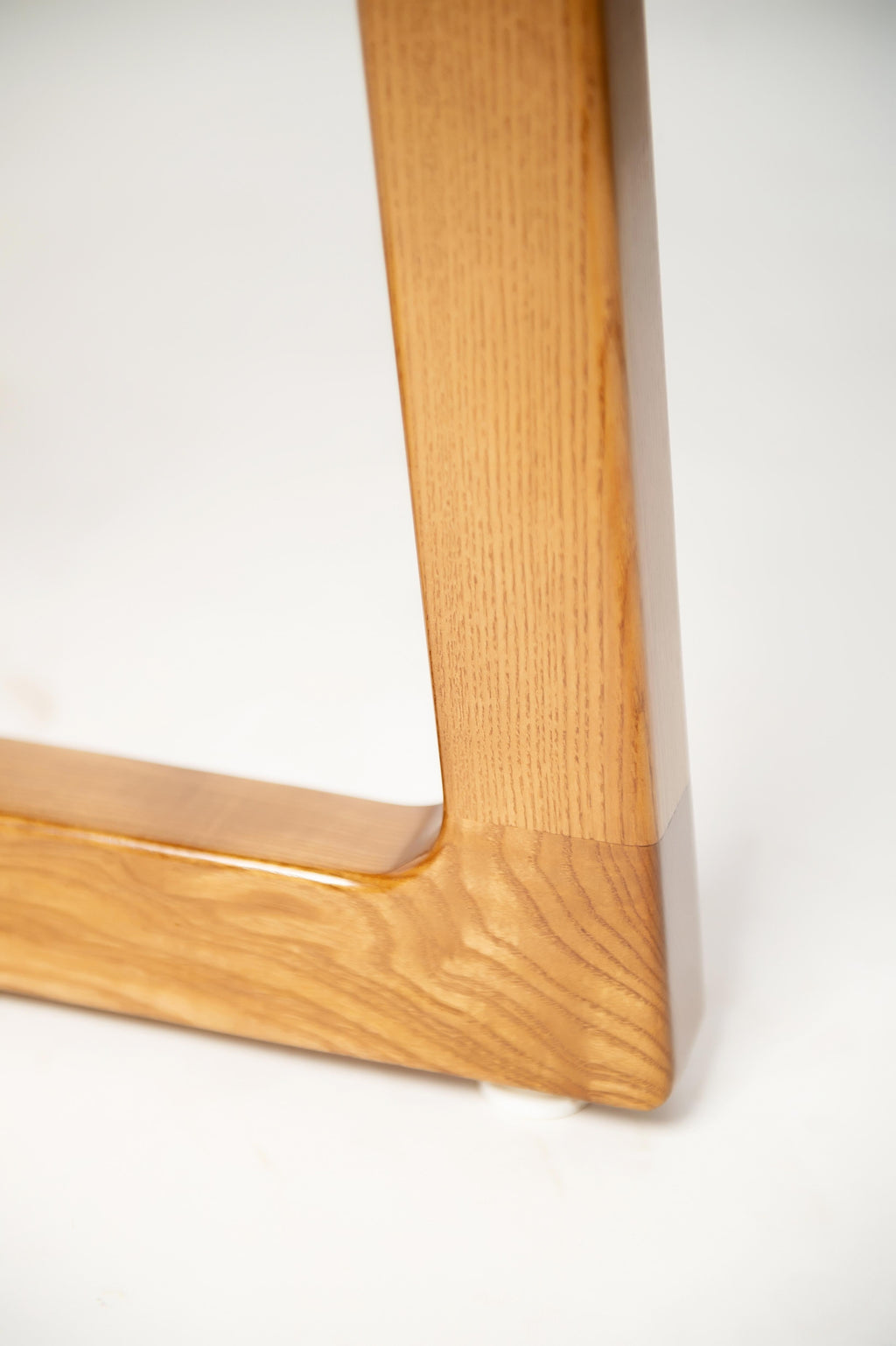 https://a.1stdibscdn.com/light-brown-ash-solid-wood-round-dining-table-for-sale-picture-10/f_82682/f_330120921677517197100/D4S_6403_master.jpg
