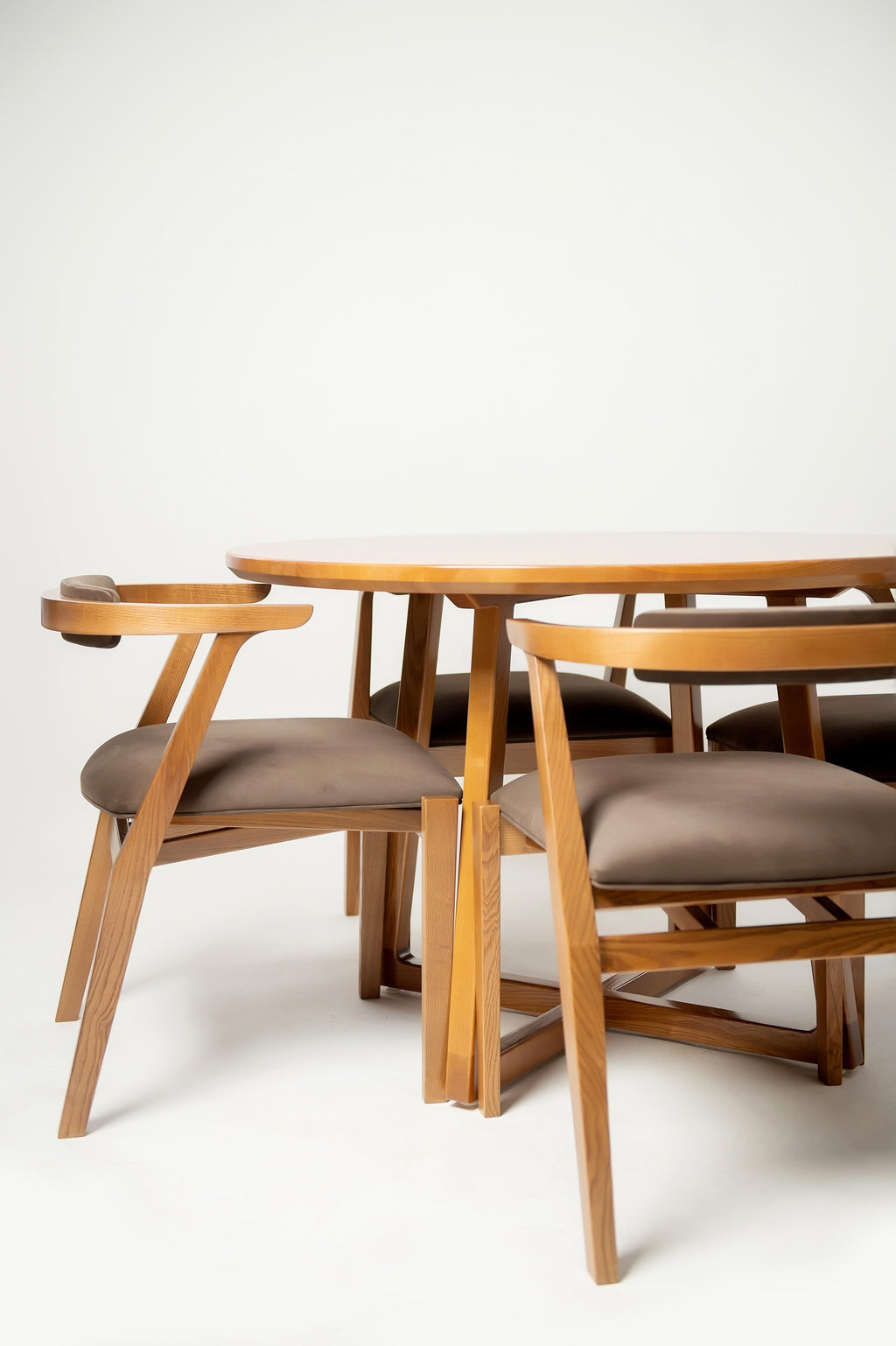 https://a.1stdibscdn.com/light-brown-ash-solid-wood-round-dining-table-for-sale-picture-12/f_82682/f_330120921677517196794/D4S_6408_master.jpg