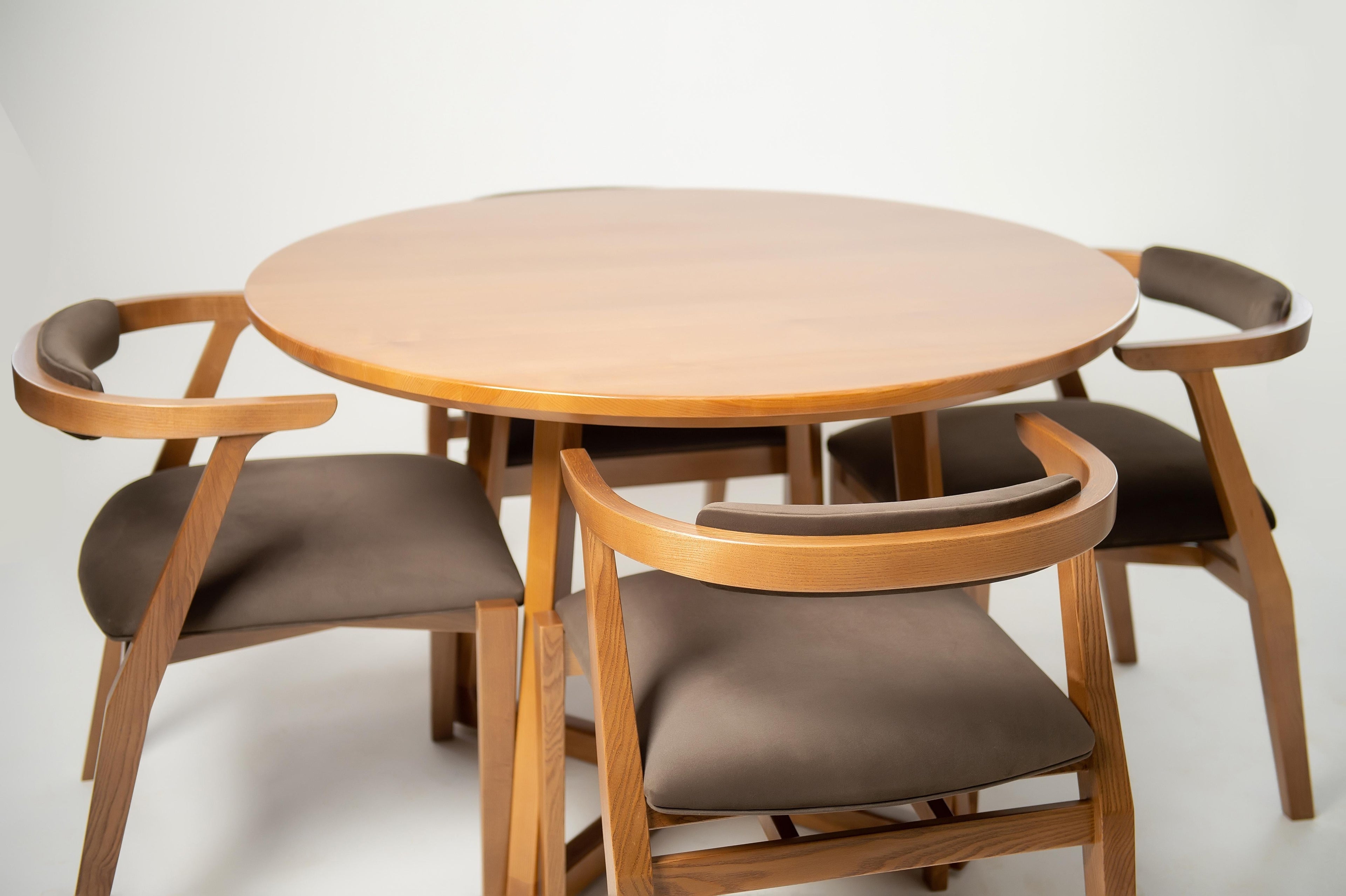 https://a.1stdibscdn.com/light-brown-ash-solid-wood-round-dining-table-for-sale-picture-13/f_82682/f_330120921677517199431/D4S_6410_master.jpg