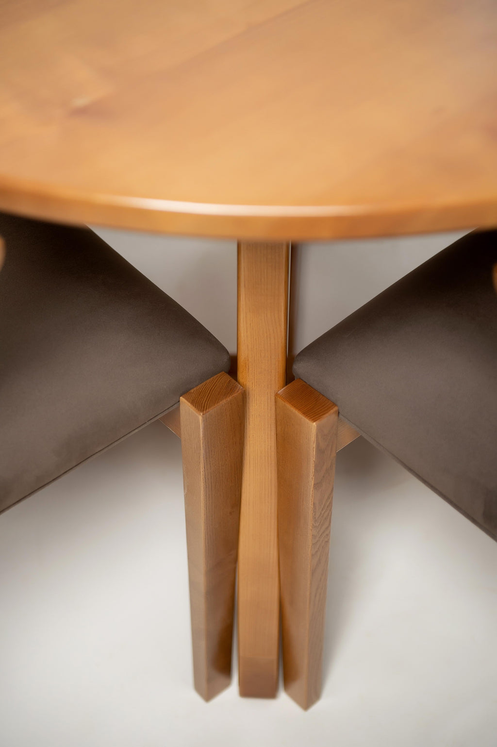 https://a.1stdibscdn.com/light-brown-ash-solid-wood-round-dining-table-for-sale-picture-14/f_82682/f_330120921677517200267/D4S_6411_master.jpg