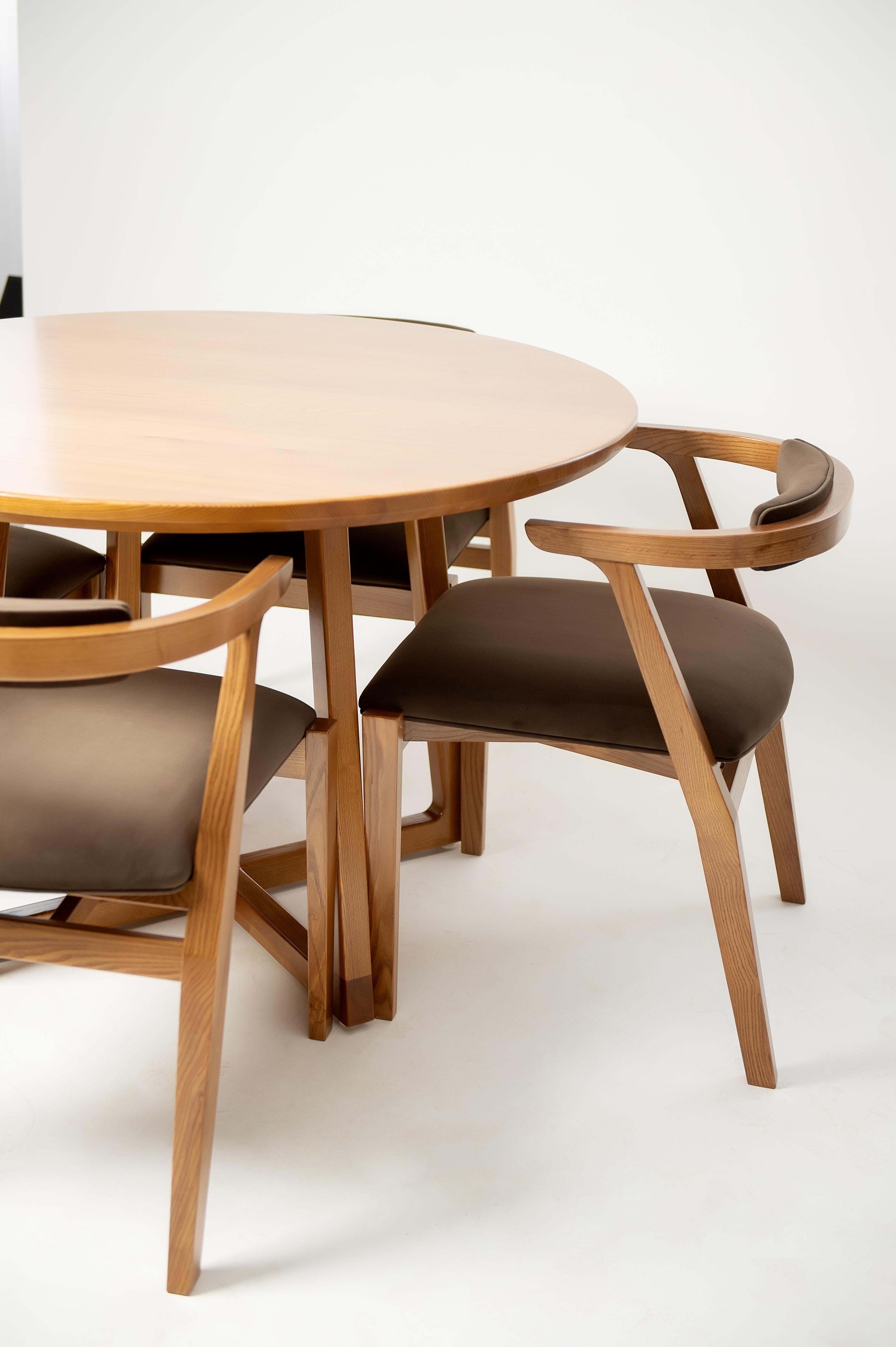 https://a.1stdibscdn.com/light-brown-ash-solid-wood-round-dining-table-for-sale-picture-15/f_82682/f_330120921677517198088/D4S_6412_master.jpg