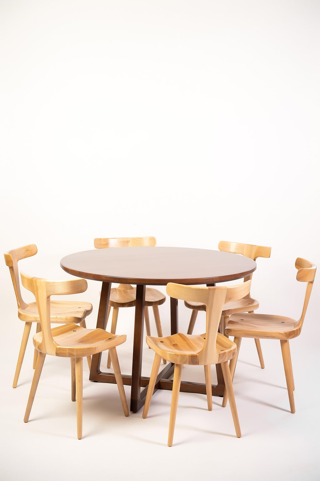 https://a.1stdibscdn.com/dark-brown-ash-solid-wood-round-dining-table-for-sale-picture-18/f_82682/f_330119021696463545257/D4S_8414_master.jpg