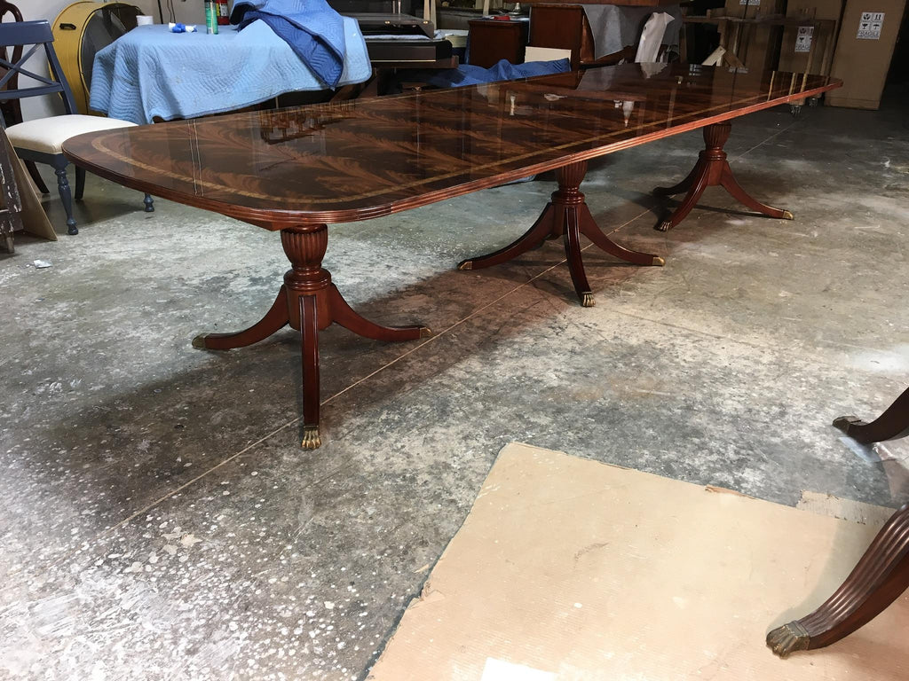 https://a.1stdibscdn.com/traditional-mahogany-georgian-style-banquet-dining-table-by-leighton-hall-for-sale-picture-4/f_44162/f_135445721549657889681/D668D35C_B66F_4B2C_8FB7_614179672675_master.jpeg