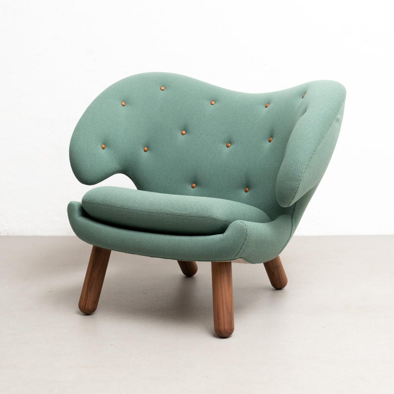 https://a.1stdibscdn.com/finn-juhl-pelican-chair-upholstered-in-wood-and-fabric-for-sale-picture-2/f_14272/f_415623121726834600395/DADA280524_147_master.jpg?width=768