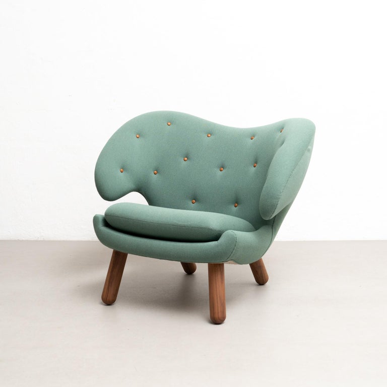 https://a.1stdibscdn.com/finn-juhl-pelican-chair-upholstered-in-wood-and-fabric-for-sale-picture-3/f_14272/f_415623121726834600399/DADA280524_148_master.jpg?width=768