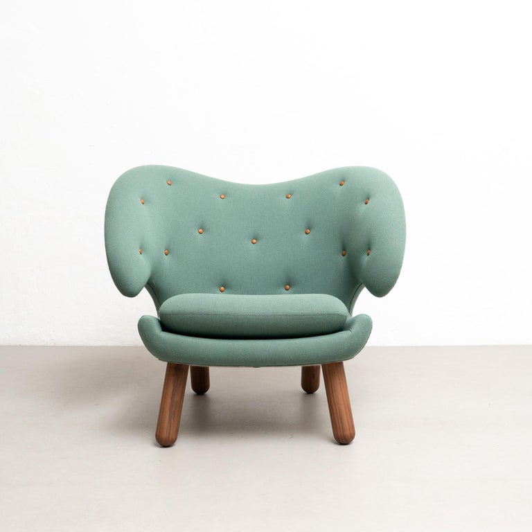 https://a.1stdibscdn.com/finn-juhl-pelican-chair-upholstered-in-wood-and-fabric-for-sale-picture-4/f_14272/f_415623121726834600336/DADA280524_149_master.jpg?width=768