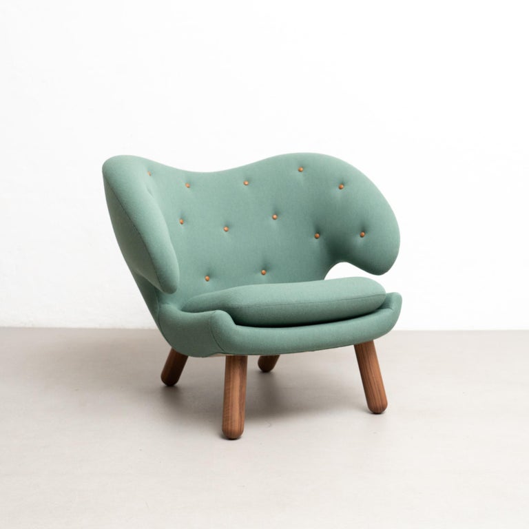 https://a.1stdibscdn.com/finn-juhl-pelican-chair-upholstered-in-wood-and-fabric-for-sale-picture-5/f_14272/f_415623121726834600229/DADA280524_150_master.jpg?width=768