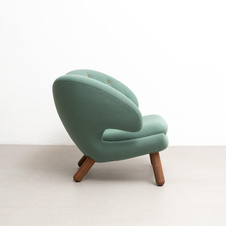 https://a.1stdibscdn.com/finn-juhl-pelican-chair-upholstered-in-wood-and-fabric-for-sale-picture-6/f_14272/f_415623121726834600331/DADA280524_151_master.jpg?width=768