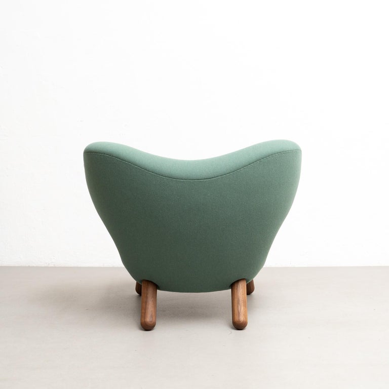 https://a.1stdibscdn.com/finn-juhl-pelican-chair-upholstered-in-wood-and-fabric-for-sale-picture-8/f_14272/f_415623121726834602088/DADA280524_153_master.jpg?width=768