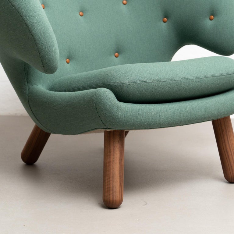 https://a.1stdibscdn.com/finn-juhl-pelican-chair-upholstered-in-wood-and-fabric-for-sale-picture-11/f_14272/f_415623121726834602235/DADA280524_156_master.jpg?width=768
