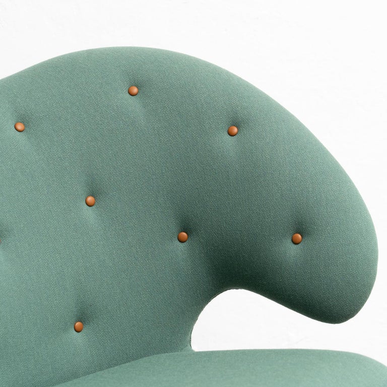 https://a.1stdibscdn.com/finn-juhl-pelican-chair-upholstered-in-wood-and-fabric-for-sale-picture-12/f_14272/f_415623121726834602354/DADA280524_157_master.jpg?width=768