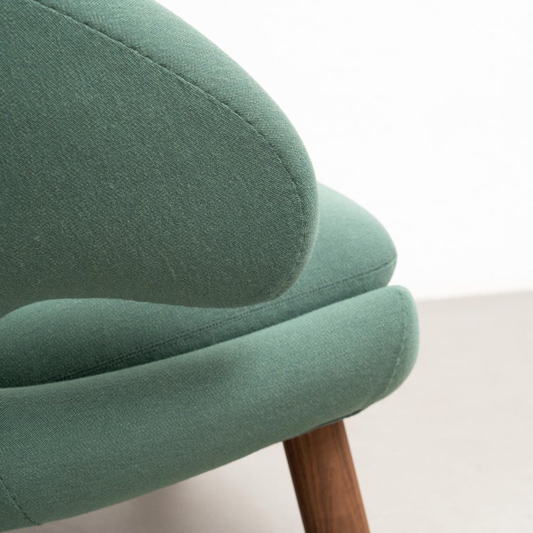 https://a.1stdibscdn.com/finn-juhl-pelican-chair-upholstered-in-wood-and-fabric-for-sale-picture-16/f_14272/f_415623121726834603887/DADA280524_161_master.jpg?width=768