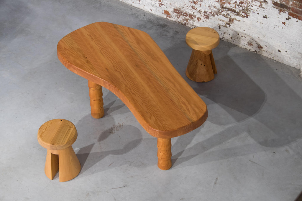 https://a.1stdibscdn.com/black-data-table-three-legged-in-oregon-by-atelier-thomas-serruys-for-sale-picture-12/f_12192/f_334050021679404163158/DATA_XS_1_van_1__master.jpg