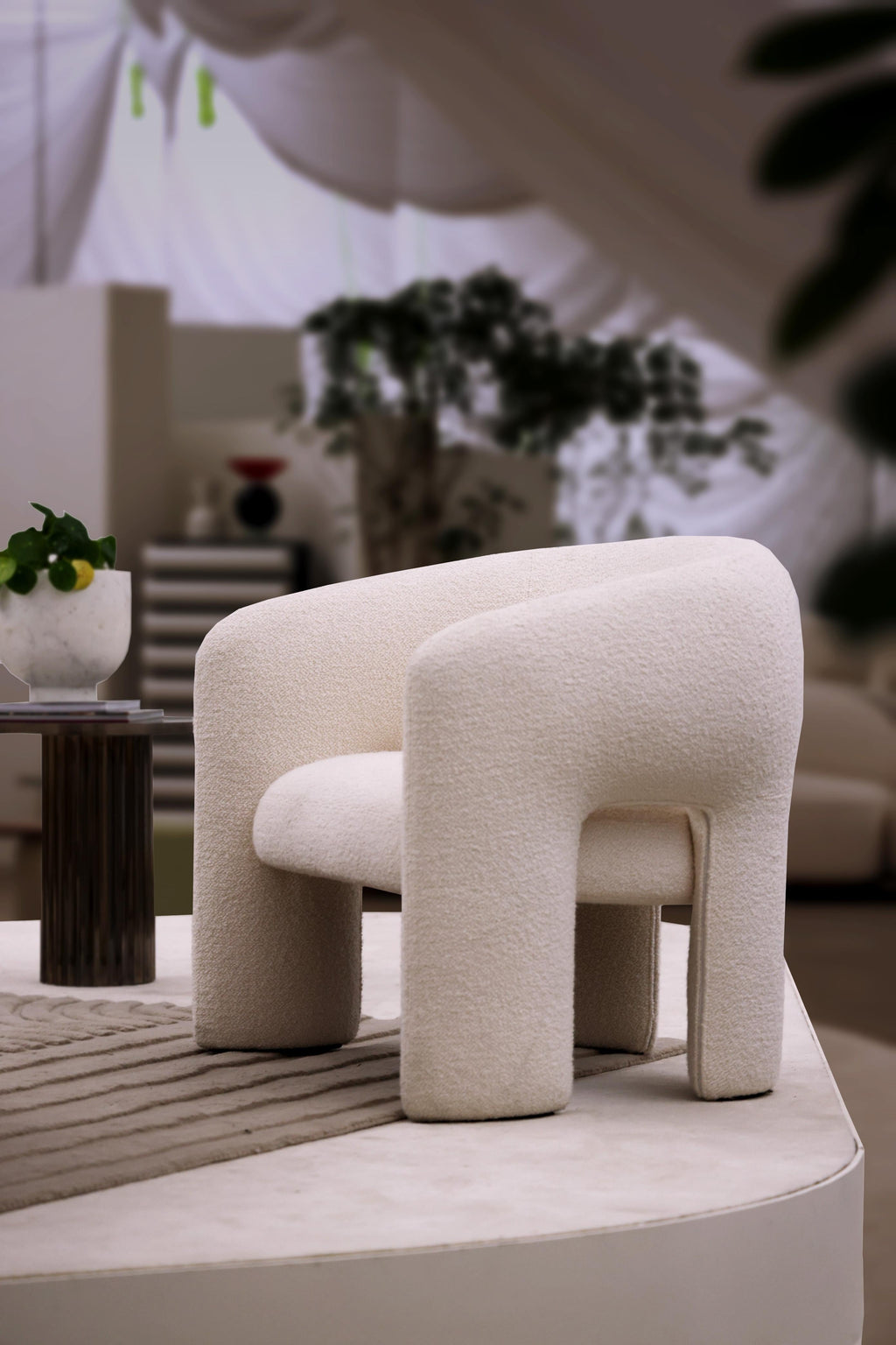 https://a.1stdibscdn.com/bold-armchairs-barnum-24-for-sale-picture-7/f_95332/f_394976821714474569772/DA_05238_master.jpg