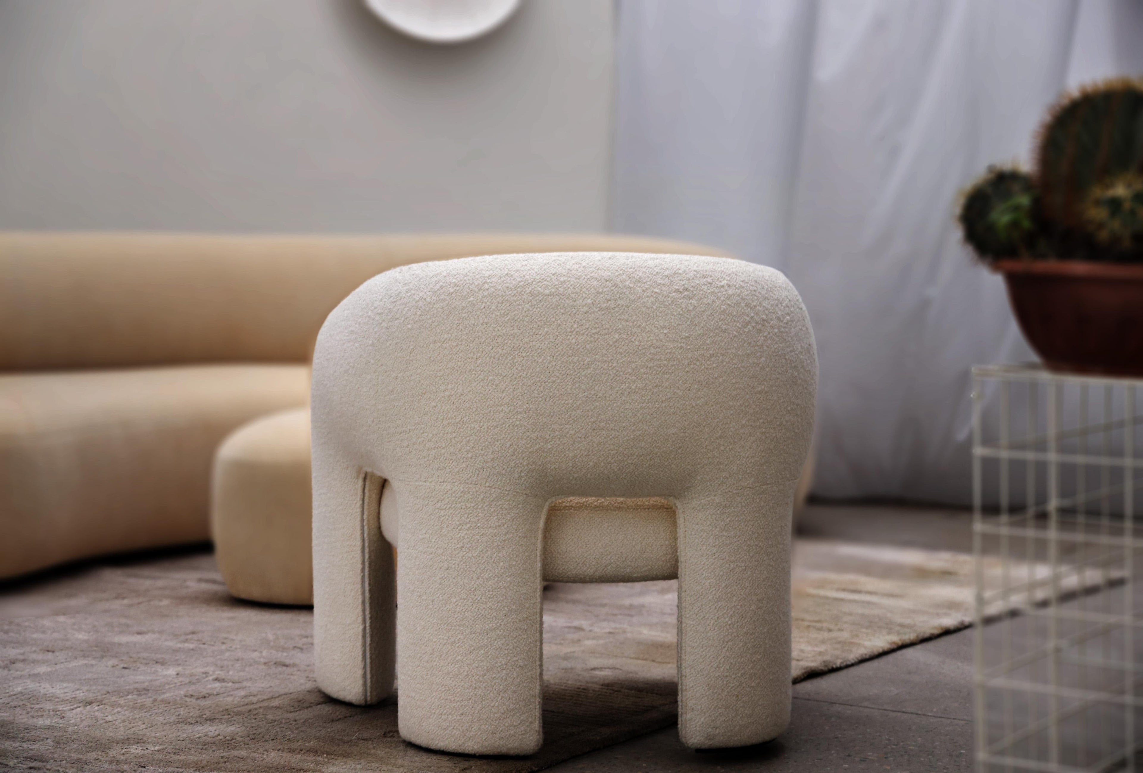 https://a.1stdibscdn.com/bold-armchairs-barnum-24-for-sale-picture-8/f_95332/f_394976821714474570456/DA_05267_master.jpg
