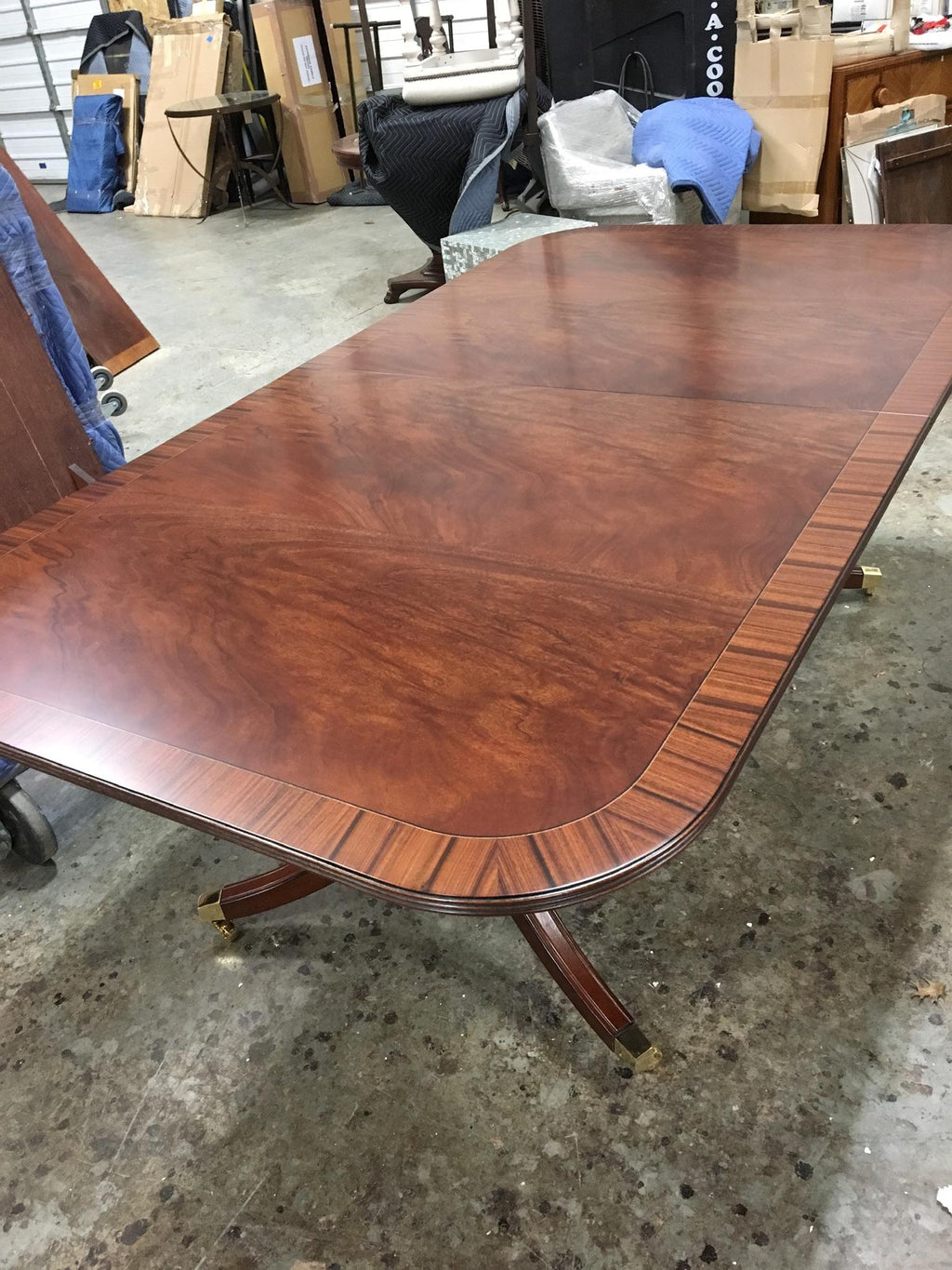 https://a.1stdibscdn.com/traditional-georgian-style-mahogany-dining-table-by-leighton-hall-for-sale-picture-4/f_44162/f_163219721569977227369/DCC99F5A_C8CE_44A9_A07B_2DE1AD14B34E_master.jpeg