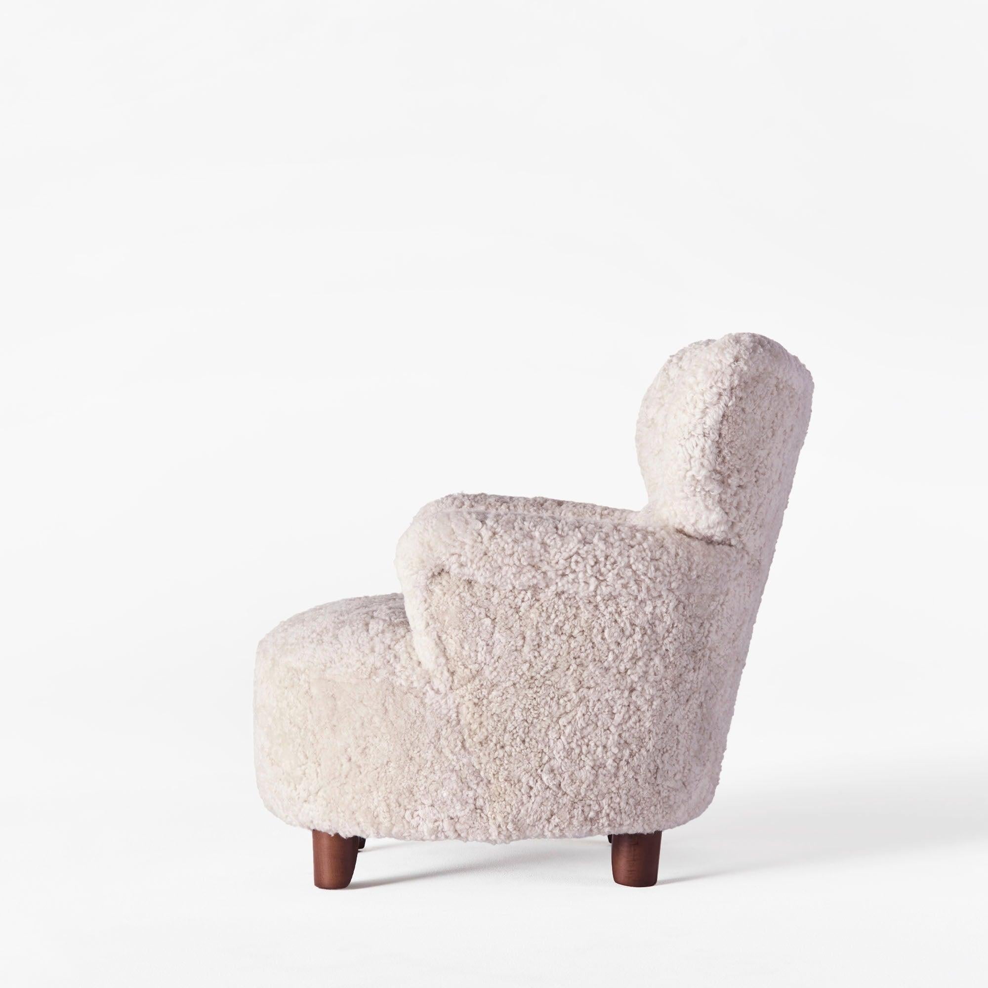 https://a.1stdibscdn.com/sheepskin-upholstered-armchair-by-elias-svedberg-model-elias-for-sale-picture-4/f_58912/f_488379521771275919031/DD_2303_PRODUCT_Elias_Armchair_Sheepskin_2450_9466651c_164a_421b_9031_060f02f03a30_1__master.jpg