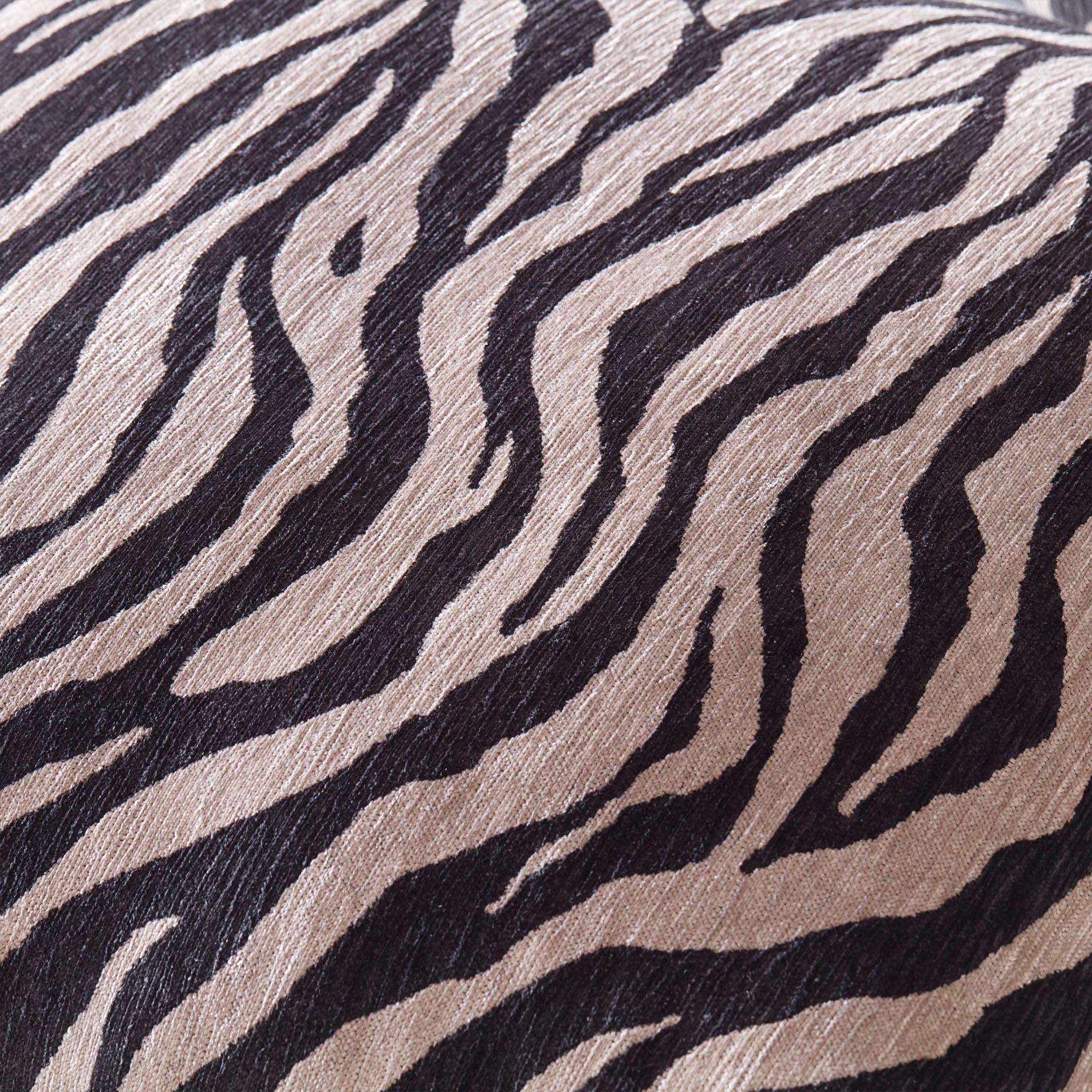 https://a.1stdibscdn.com/zebra-patterned-upholstered-sofa-model-miles-for-sale-picture-7/f_58912/f_442125521771246864101/DD_2303_PRODUCT_SOFA_MILES_ZEBRA_1628_master.jpg