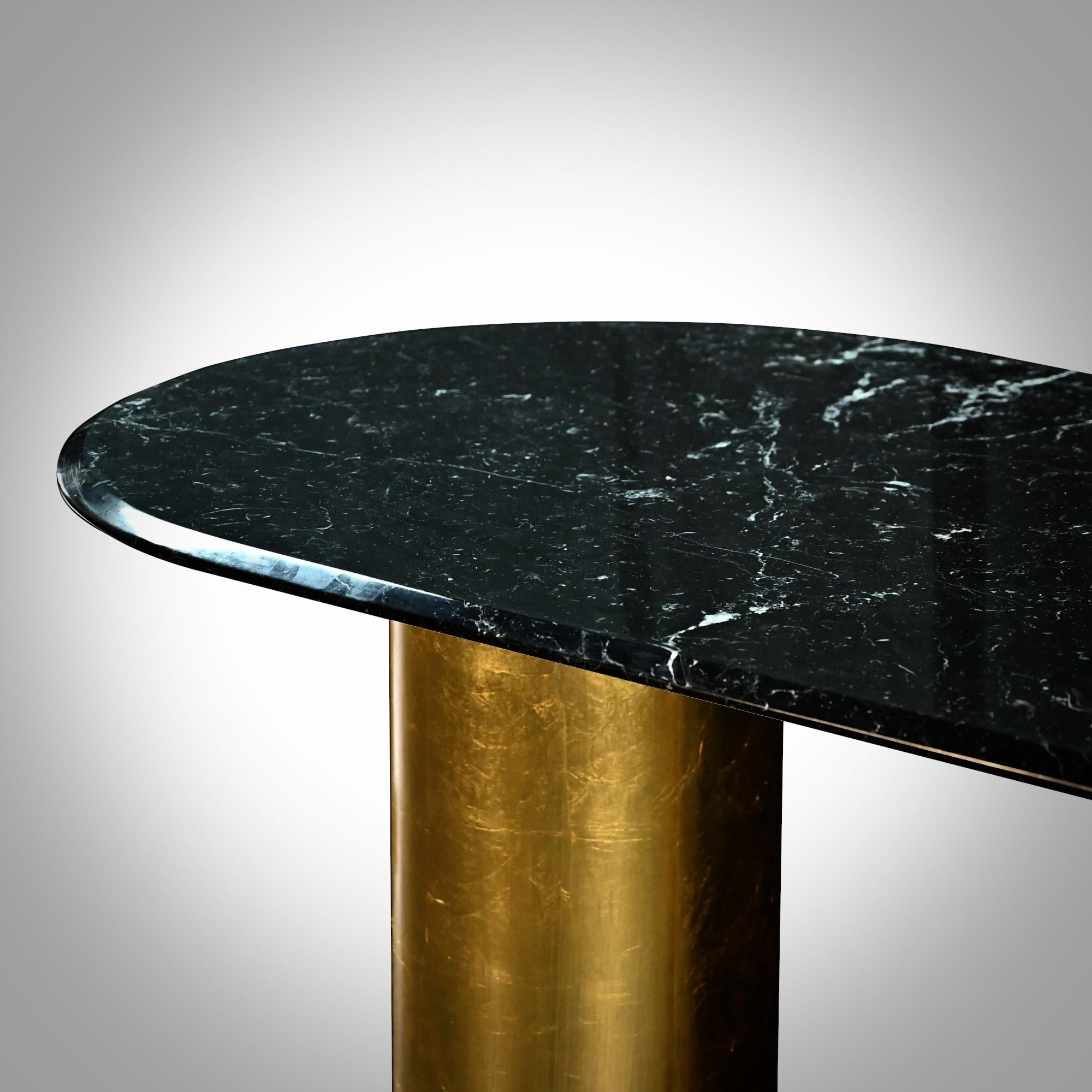https://a.1stdibscdn.com/ovale-nq1-dining-table-nero-marquinia-marble-and-gold-leaf-by-dfdesignlab-for-sale-picture-3/f_68162/f_321546721673376220188/DETAIL_CHIARA_master.jpg