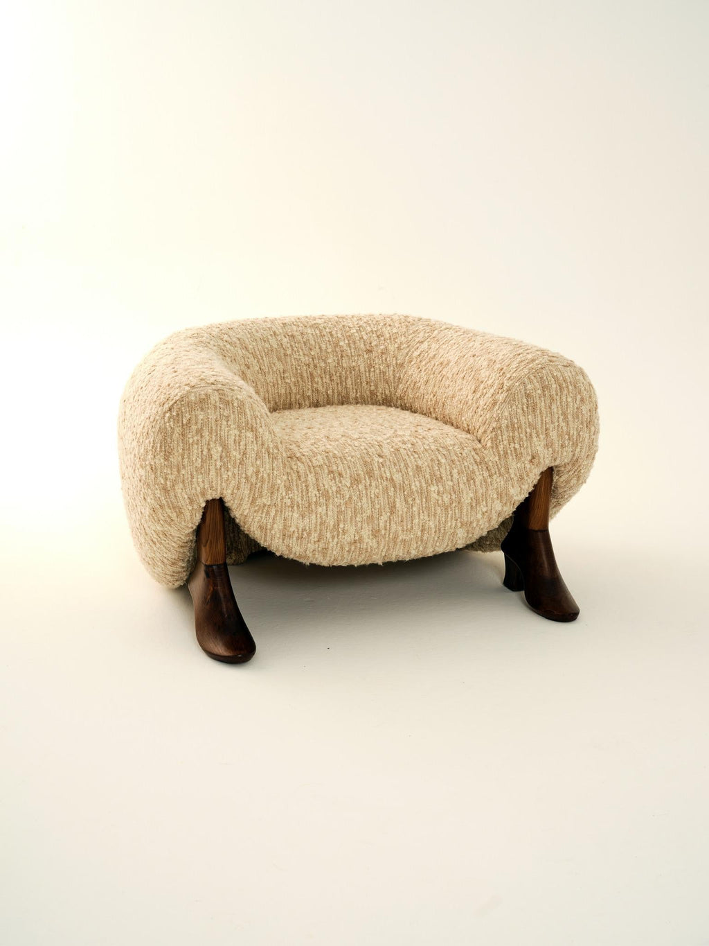 https://a.1stdibscdn.com/high-heels-armchair-for-sale-picture-3/f_104752/f_451659121748031594041/DEYA_4135_master.jpg