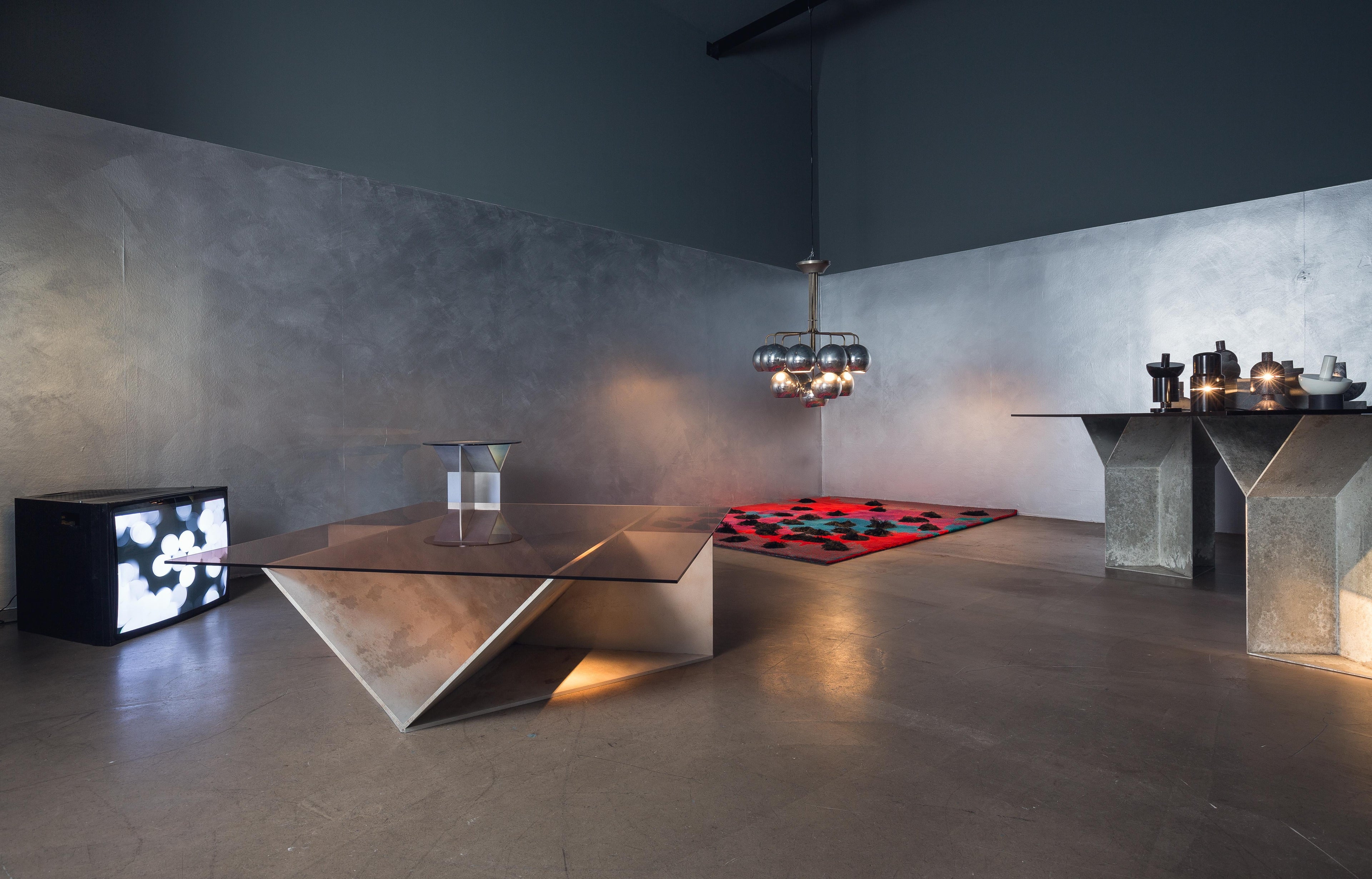 https://a.1stdibscdn.com/pinac-dining-table-by-oeuffice-for-sale-picture-5/f_12192/f_332091221678366036799/DIMOREGALLERY_LIFE_ON_MARS_3_master.jpg