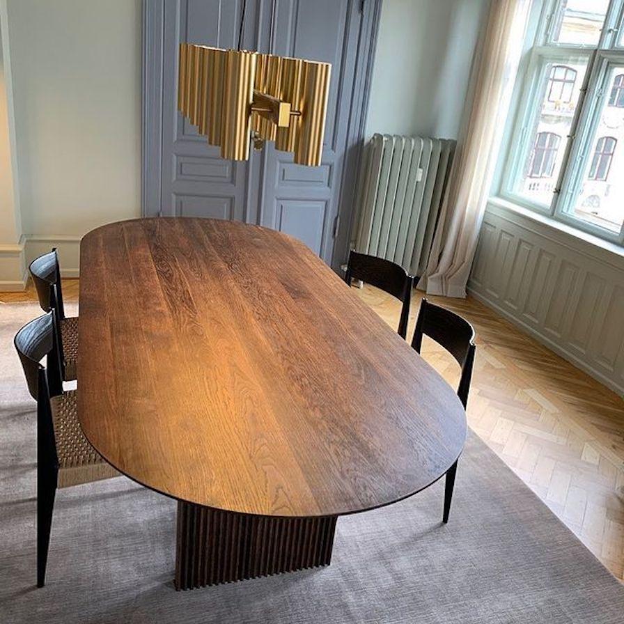 https://a.1stdibscdn.com/contemporary-oval-ten-table-400-smoked-oak-or-walnut-for-sale-picture-7/f_31233/f_333900221679330309376/DK3_Ten_Oval_Dining_Table_Walnut_Savannah_Bay_Gallery_Visuel_Annexe_3_master.jpg