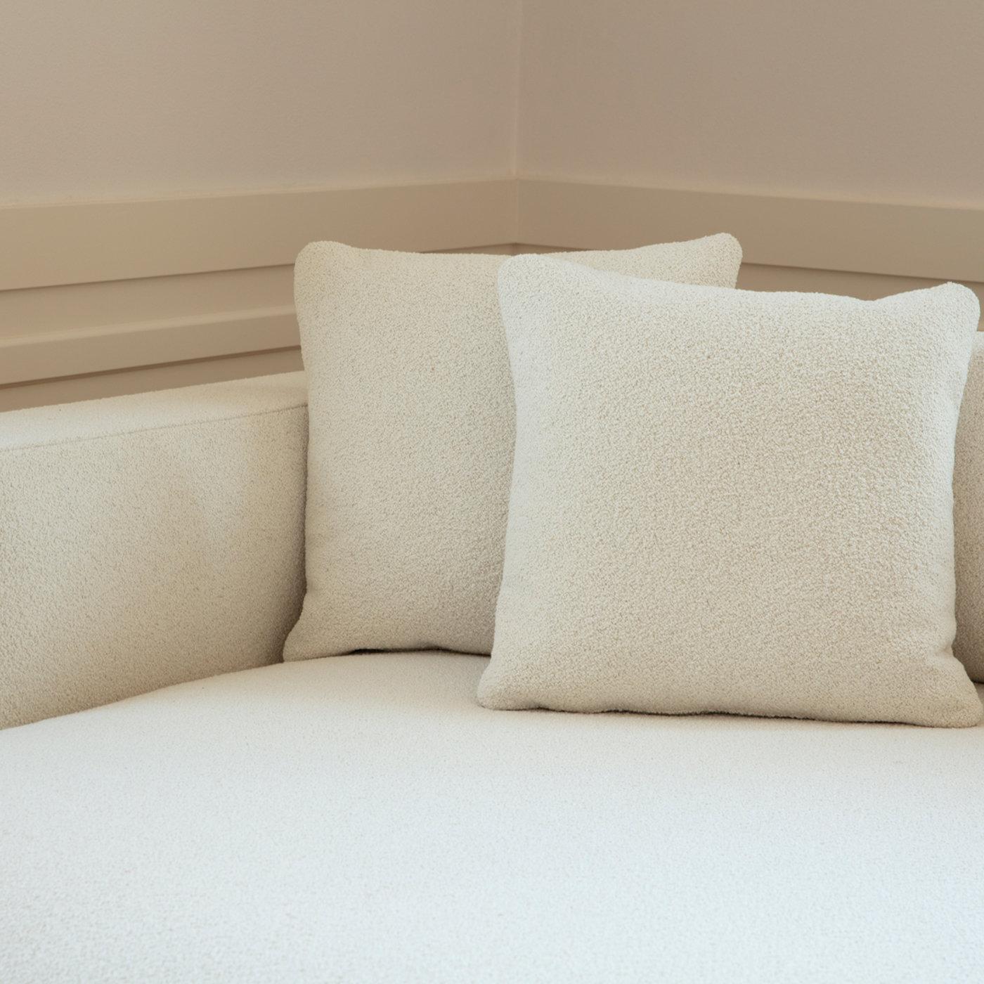 https://a.1stdibscdn.com/daniel-white-sofa-for-sale-picture-3/f_17062/f_250066921629708536662/DOMEMI_214_B20201130_25_12yww2k_master.jpg