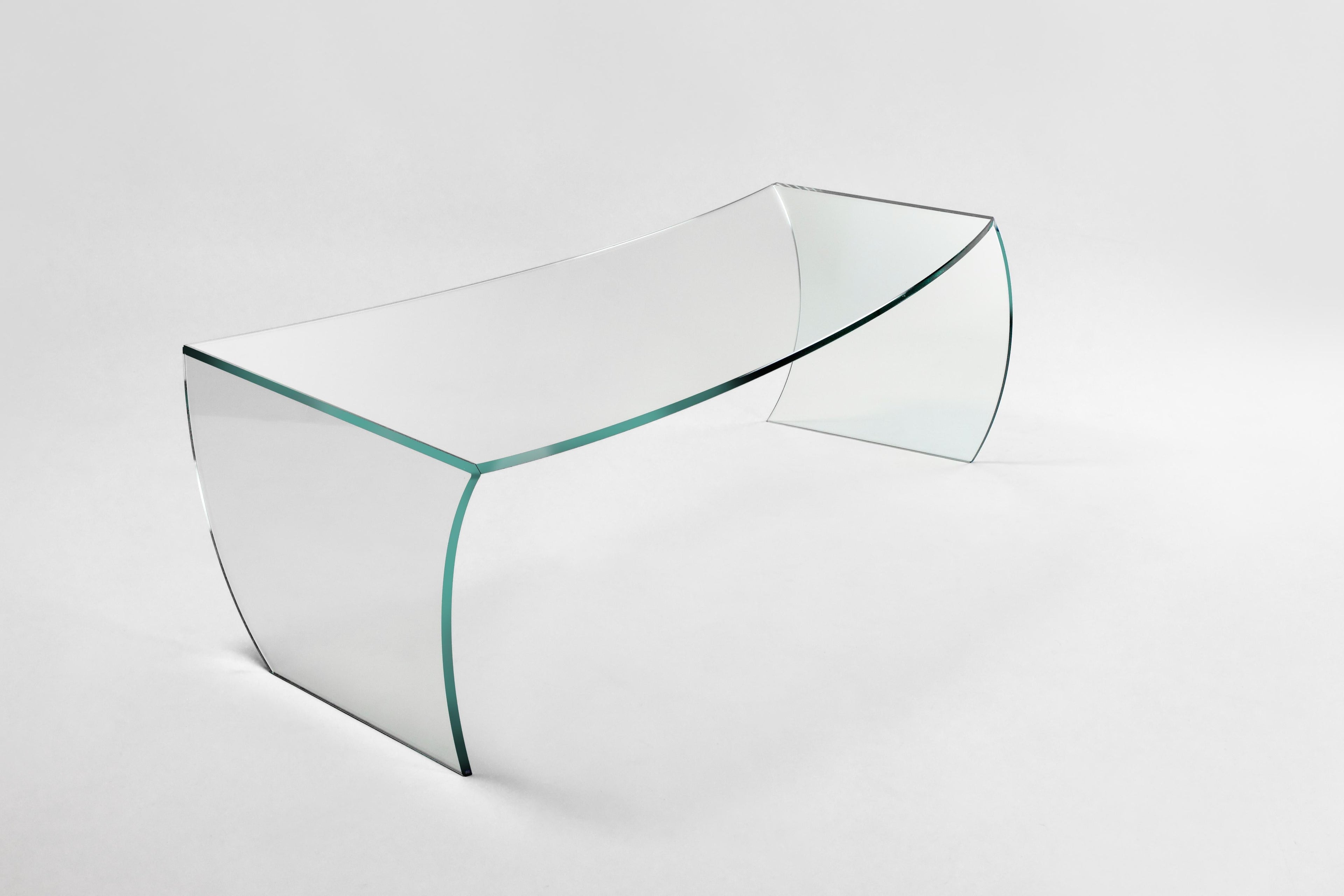 https://a.1stdibscdn.com/contemporary-design-coffee-table-in-glass-italian-limited-edition-for-sale-picture-2/f_22003/f_134174411548168915630/DPP_2_copia_master.jpg
