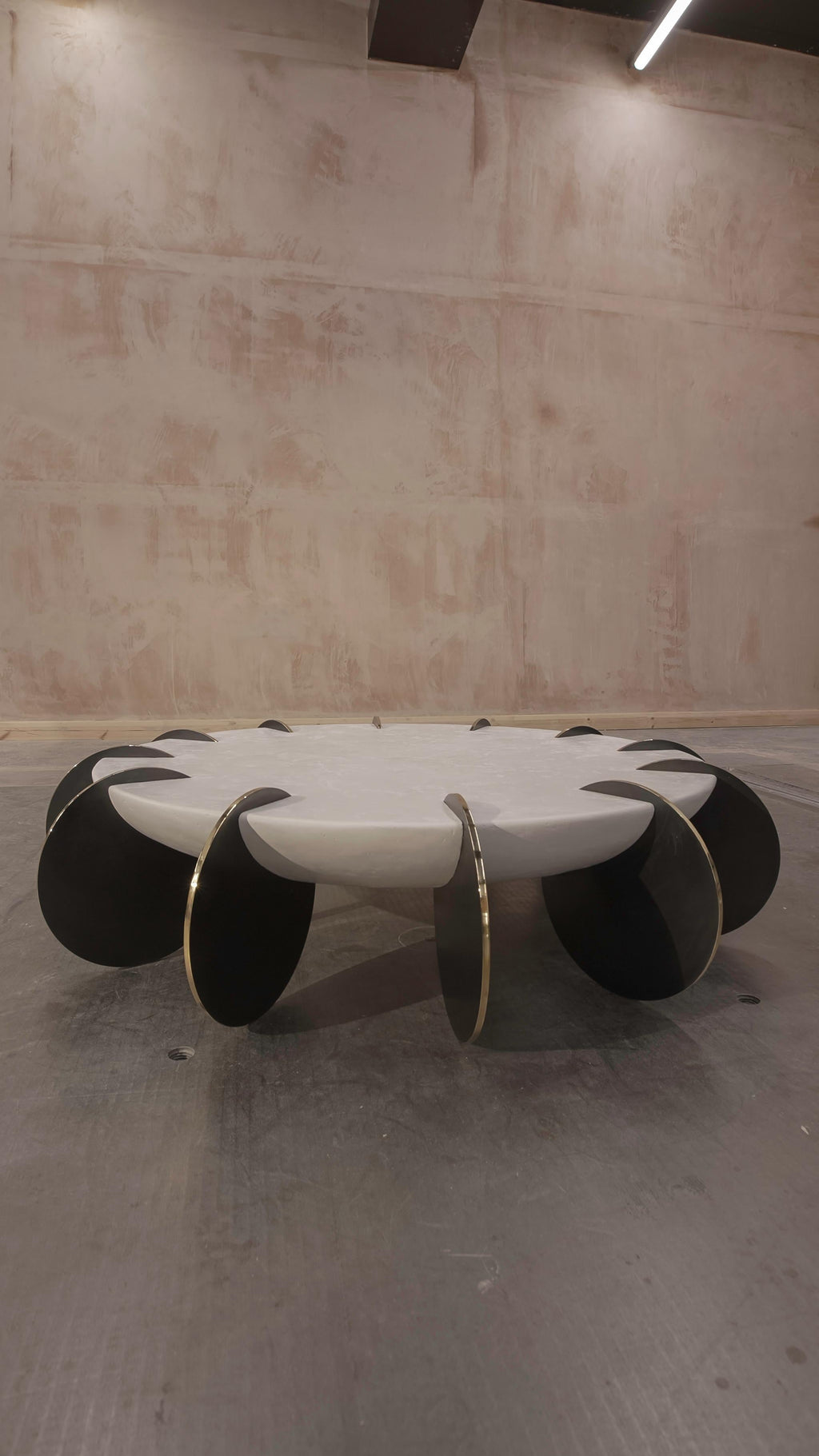 https://a.1stdibscdn.com/time-coffee-table-by-three-one-four-studio-for-sale-picture-6/f_12192/f_421295921730475108589/DSC00234_Edit_copy_master.jpg