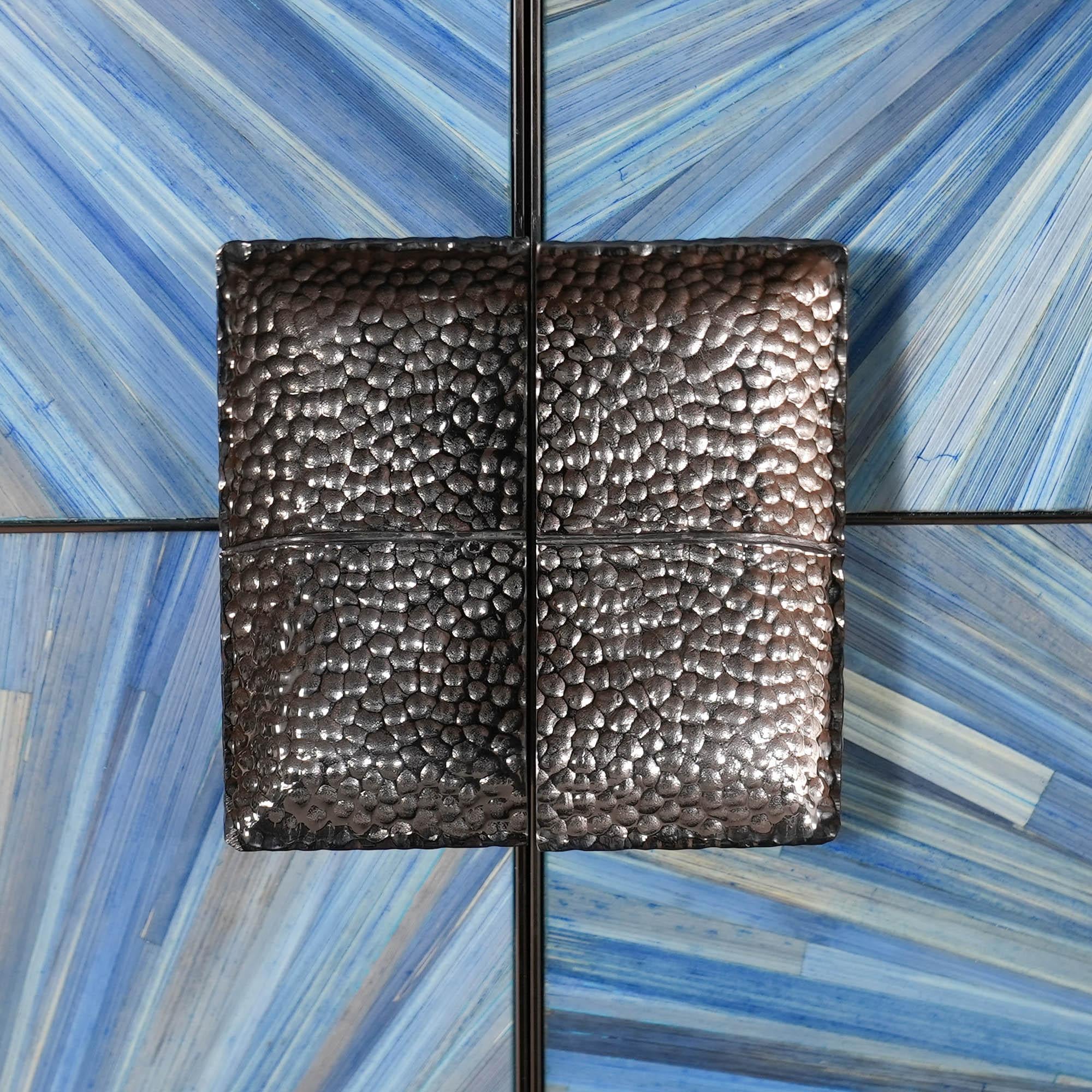 https://a.1stdibscdn.com/jonathan-charles-sapphire-bar-cabinet-for-sale-picture-5/f_85472/f_489655621771968923928/DSC01763_master.jpg