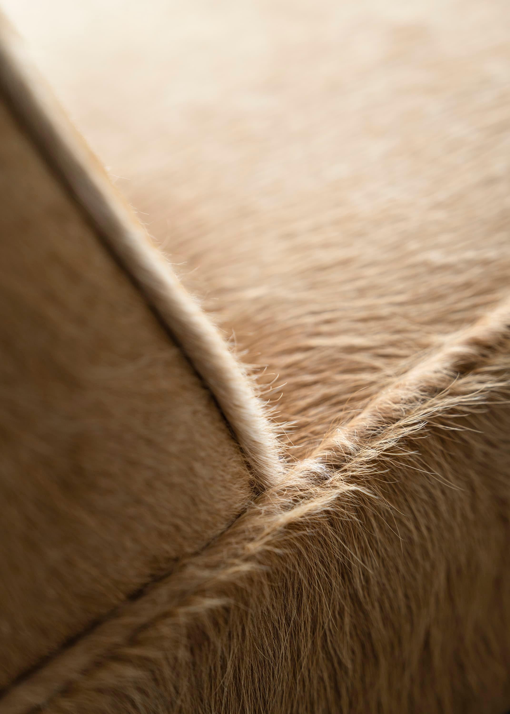 https://a.1stdibscdn.com/ut-01-cowhide-and-walnut-sofa-by-sing-chan-for-sale-picture-4/f_12192/f_472373721761590288084/DSC02619_3000_by_XIAOYOU_master.jpg