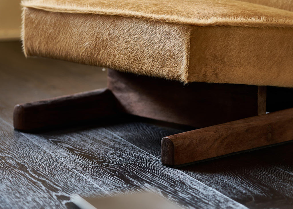 https://a.1stdibscdn.com/ut-01-cowhide-and-walnut-sofa-by-sing-chan-for-sale-picture-5/f_12192/f_472373721761590288786/DSC03956_3000_by_XIAOYOU_master.jpg
