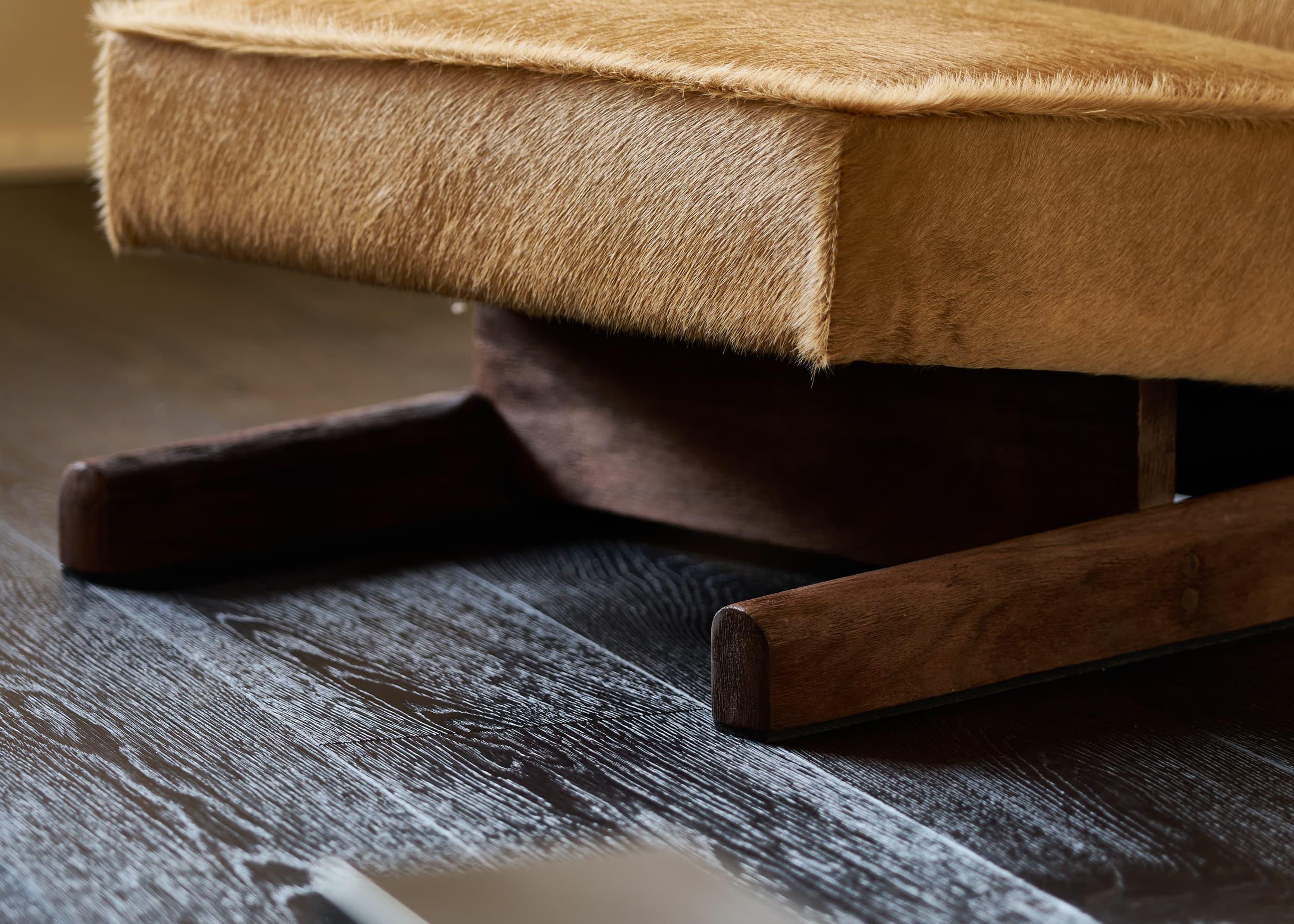 https://a.1stdibscdn.com/ut-01-cowhide-and-walnut-sofa-by-sing-chan-for-sale-picture-5/f_12192/f_472373721761590288786/DSC03956_3000_by_XIAOYOU_master.jpg