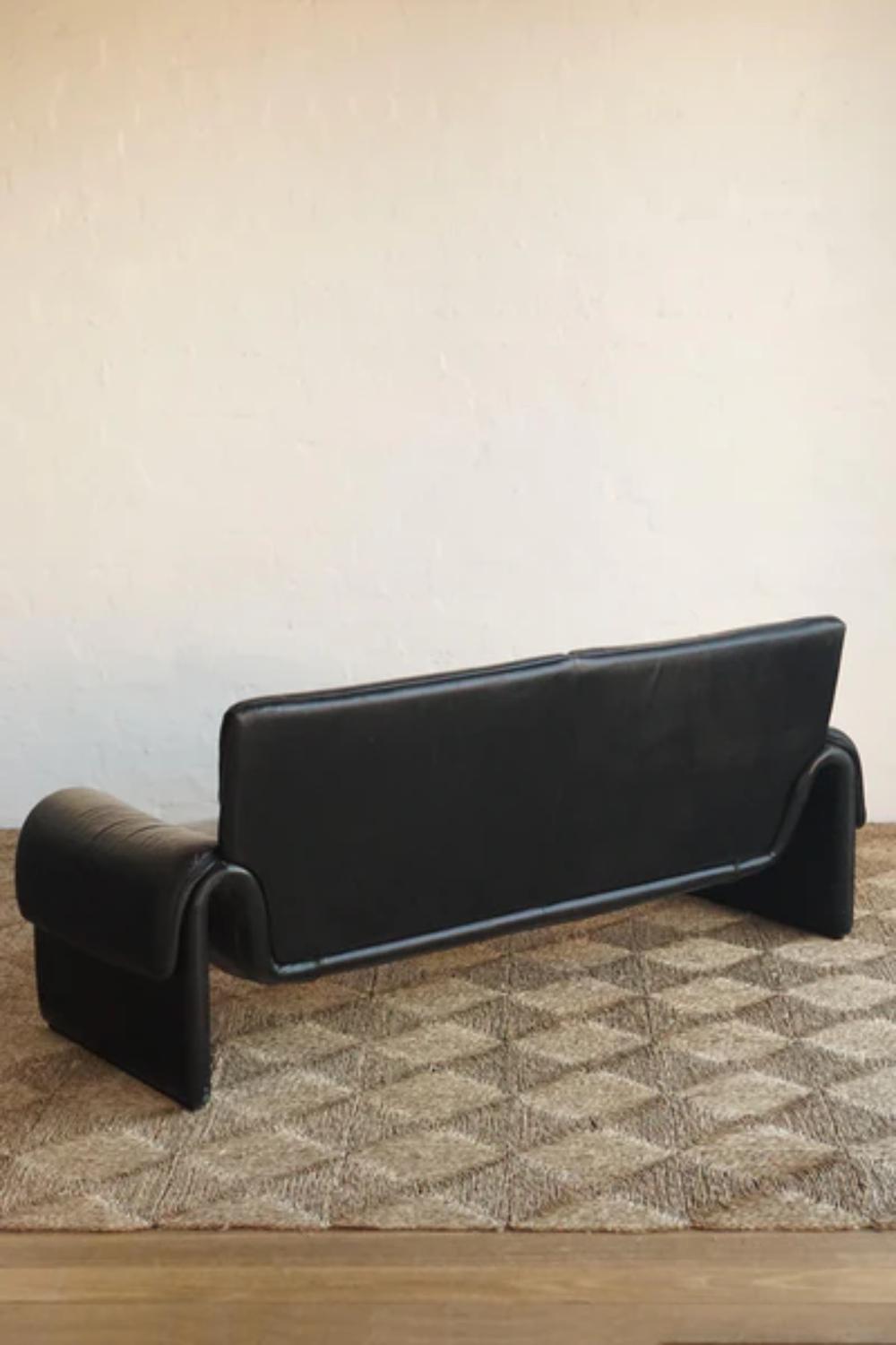 https://a.1stdibscdn.com/de-sede-ds-2011-two-seater-sofa-in-snow-leather-by-de-sede-design-team-for-sale-picture-6/f_16392/f_324460721769595667916/DSC03968copy_b2a8bb45_b593_4996_b7ae_45c2dd287503_master.jpg