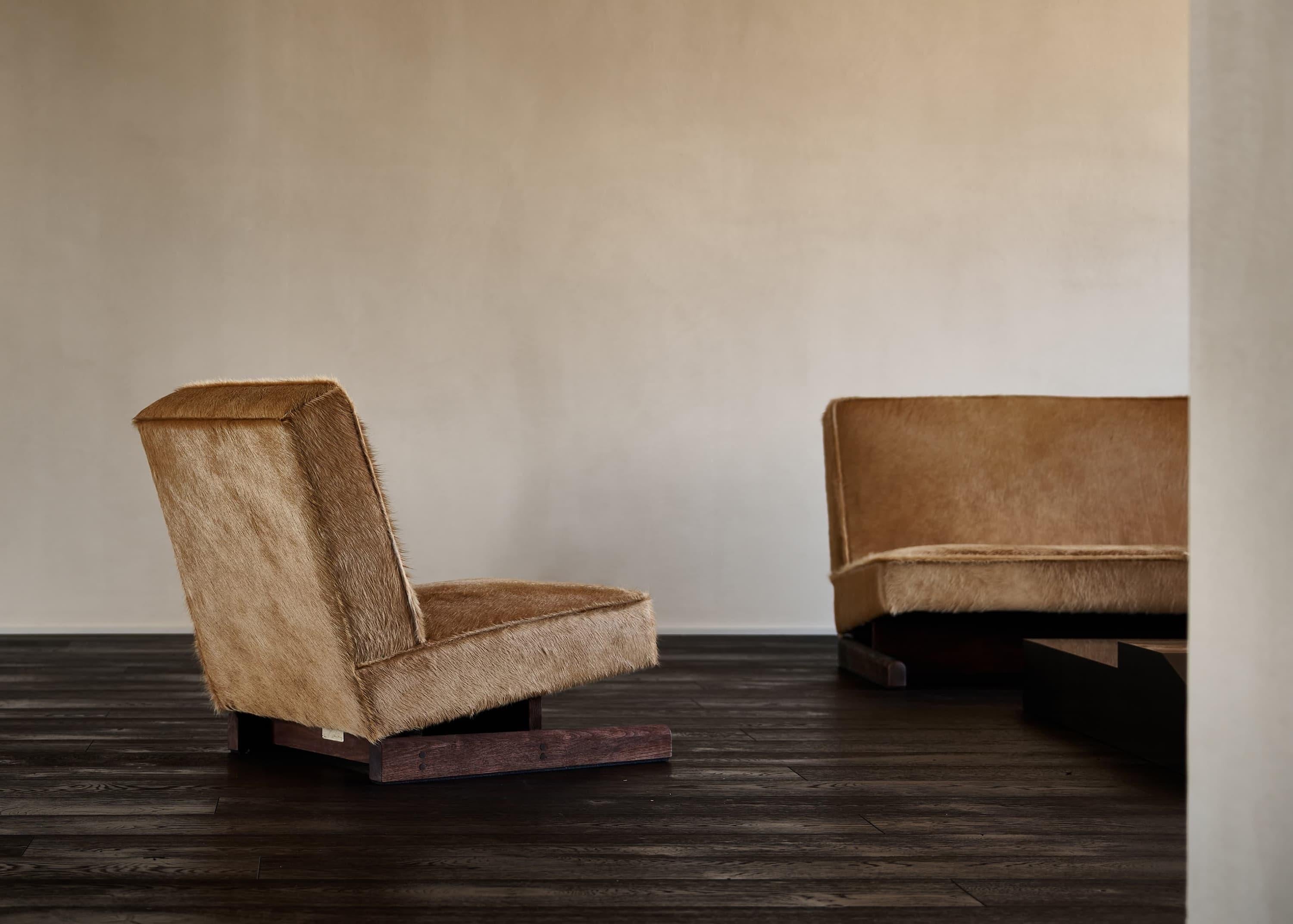 https://a.1stdibscdn.com/ut-02-cowhide-and-walnut-sofa-by-sing-chan-for-sale-picture-7/f_12192/f_472374021761590416987/DSC03989_1_3000_by_XIAOYOU_master.jpg