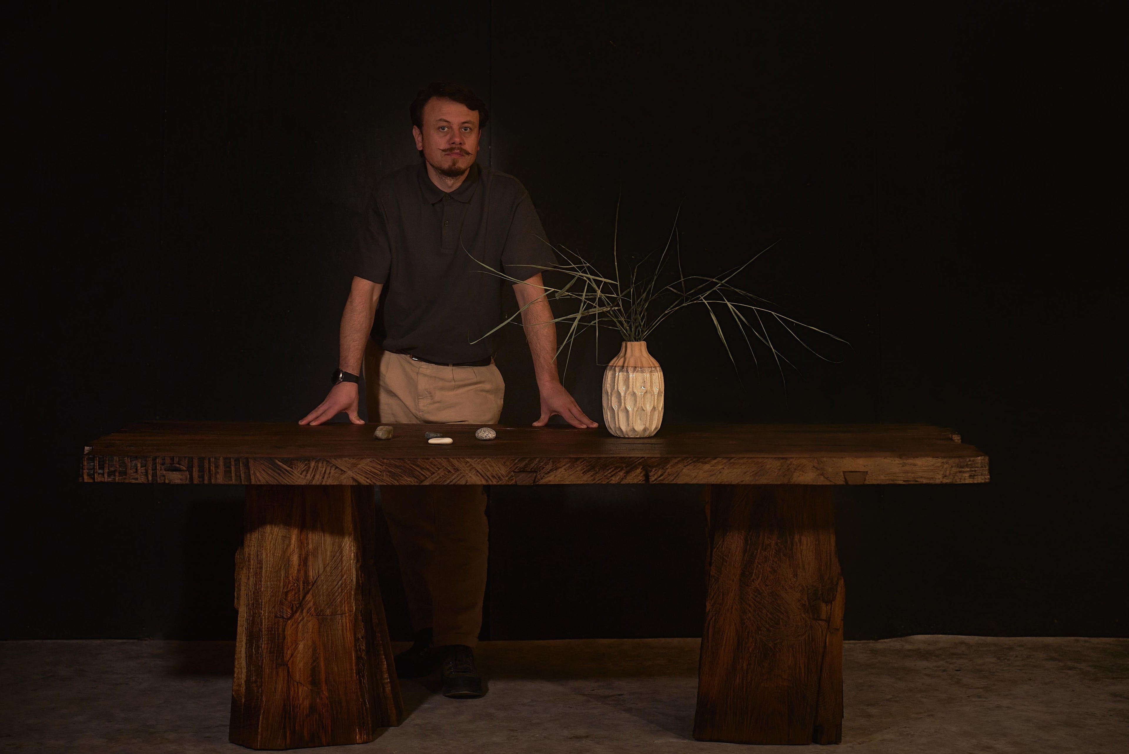 https://a.1stdibscdn.com/round-solid-oak-dining-table-with-hand-carved-texture-in-black-by-sergio-vulpe-for-sale-picture-9/f_99712/f_470344121760401592648/DSC04358boyarshinov_a_master.jpg