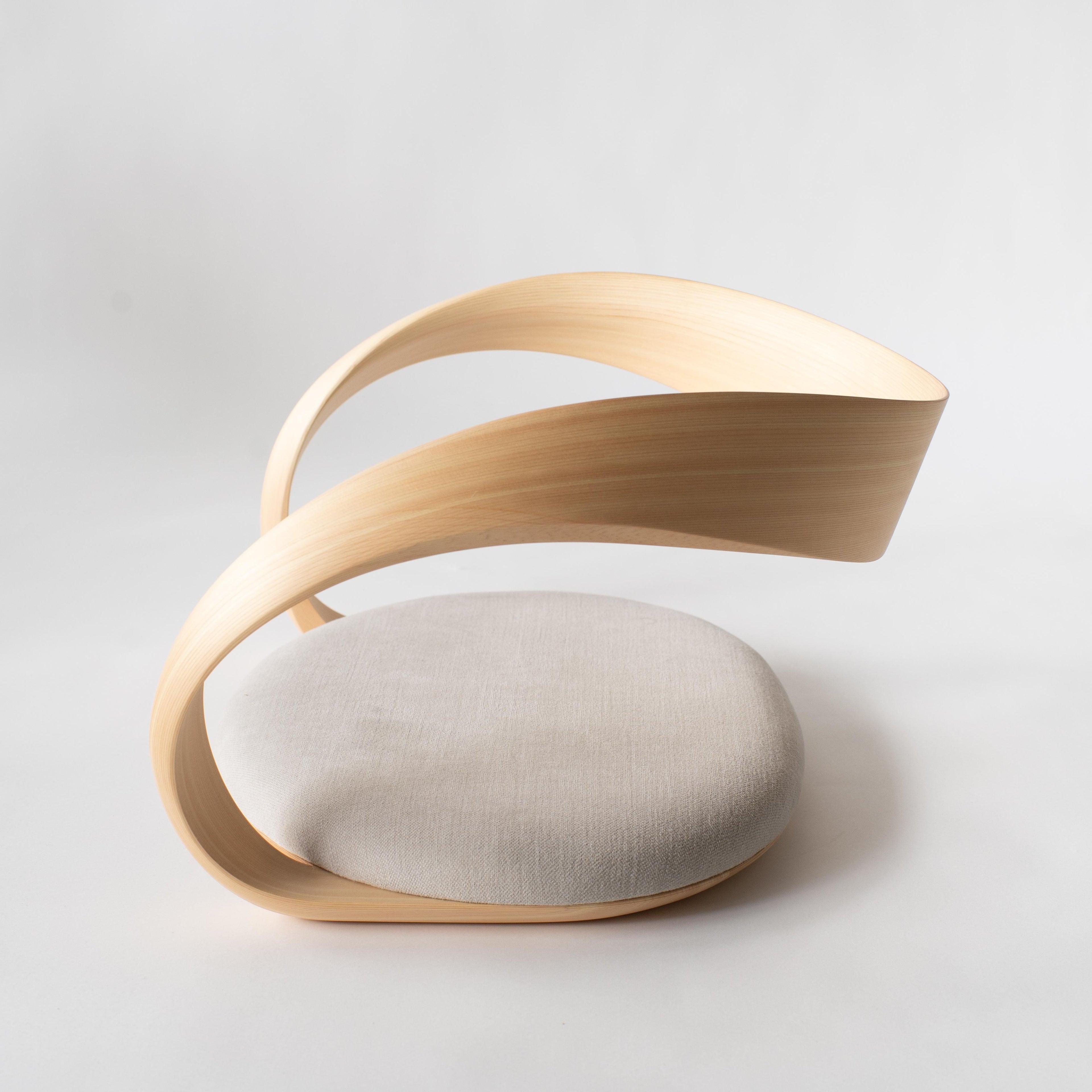 https://a.1stdibscdn.com/legless-floor-chair-japanese-modern-style-bentwood-chair-for-sale-picture-2/f_21633/f_345474921685567004235/DSC04984_master.jpg