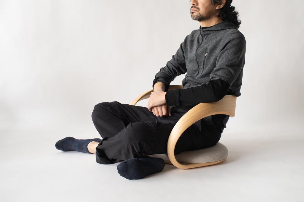 https://a.1stdibscdn.com/legless-floor-chair-japanese-modern-style-bentwood-chair-for-sale-picture-6/f_21633/f_345474921685567008128/DSC04989_master.jpg