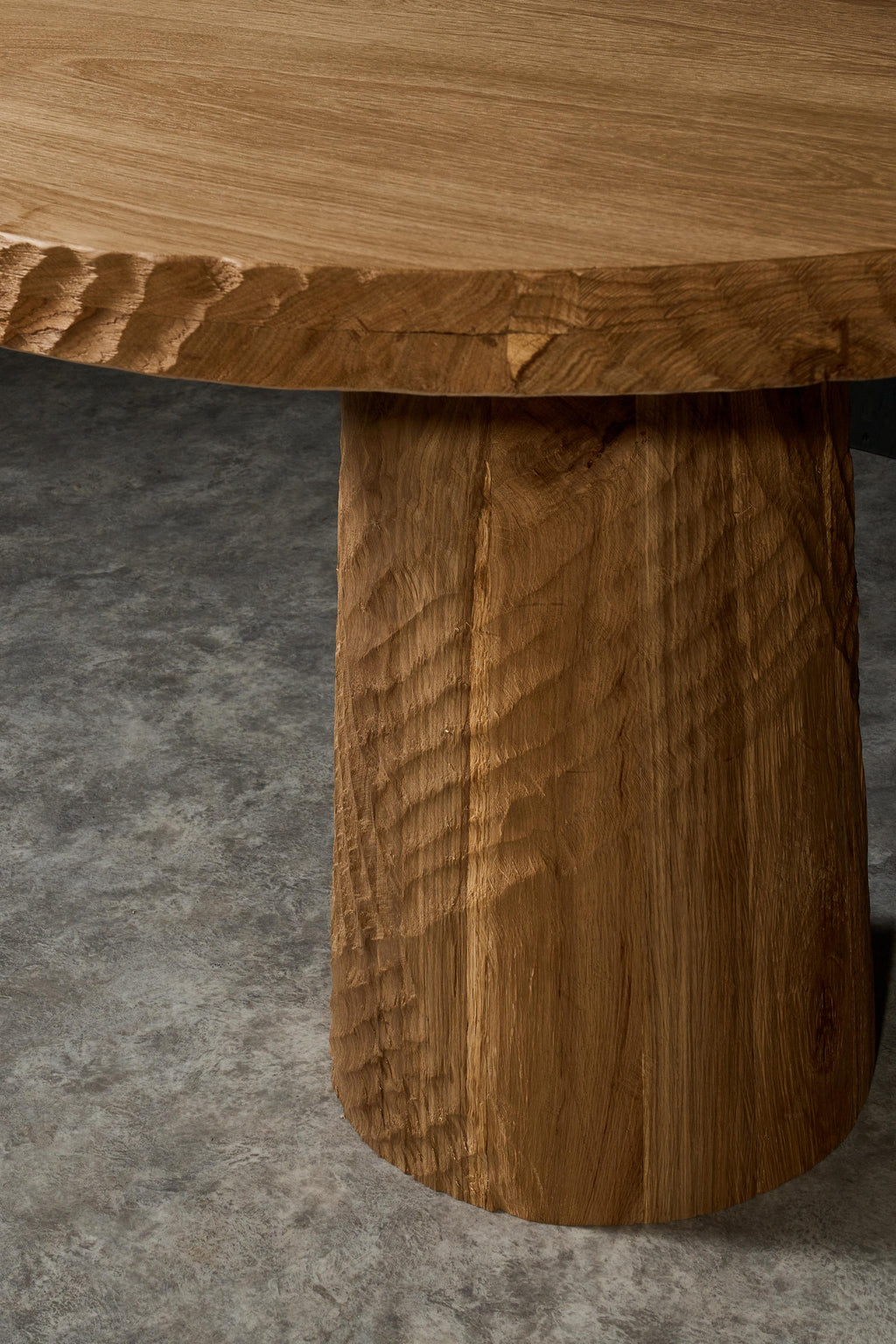 https://a.1stdibscdn.com/vintage-brutalist-style-sculpted-round-table-in-aged-oak-140cm-for-sale-picture-8/f_99712/f_413378621733876332966/DSC05070boyarshinov_a_master.jpg