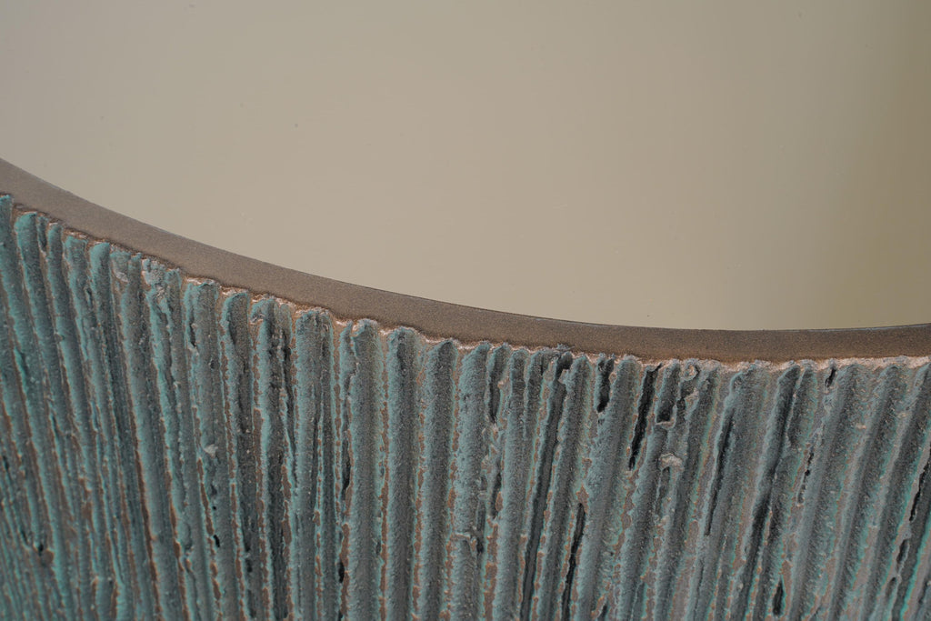 https://a.1stdibscdn.com/collectible-artist-pair-of-coffee-tables-in-bronze-ribbed-texture-mirrored-top-for-sale-picture-7/f_27693/f_479004521765222607827/DSC05901_master.jpg