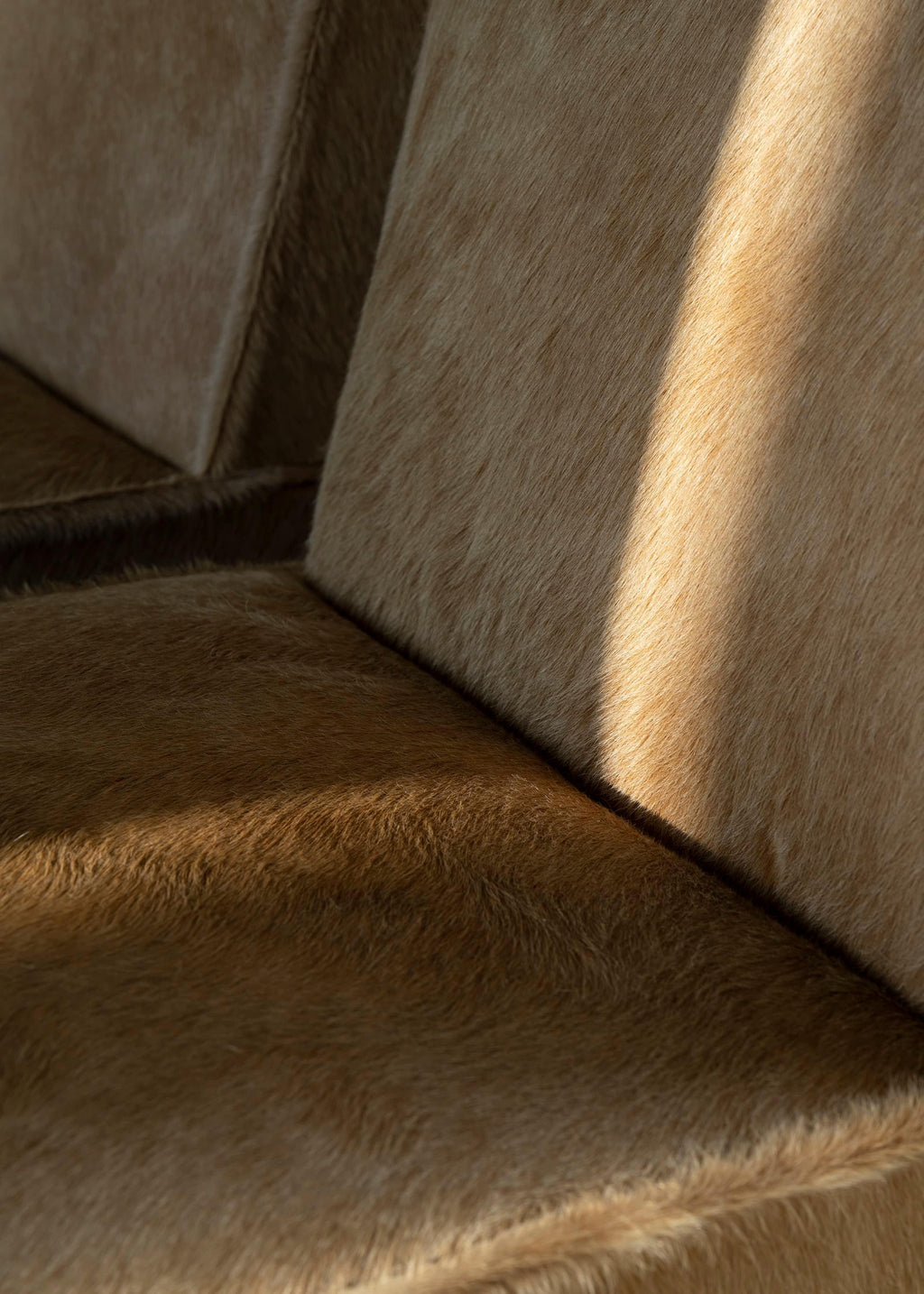 https://a.1stdibscdn.com/ut-01-cowhide-and-walnut-sofa-by-sing-chan-for-sale-picture-10/f_12192/f_472373721761590288788/DSC06534_3000_by_XIAOYOU_master.jpg